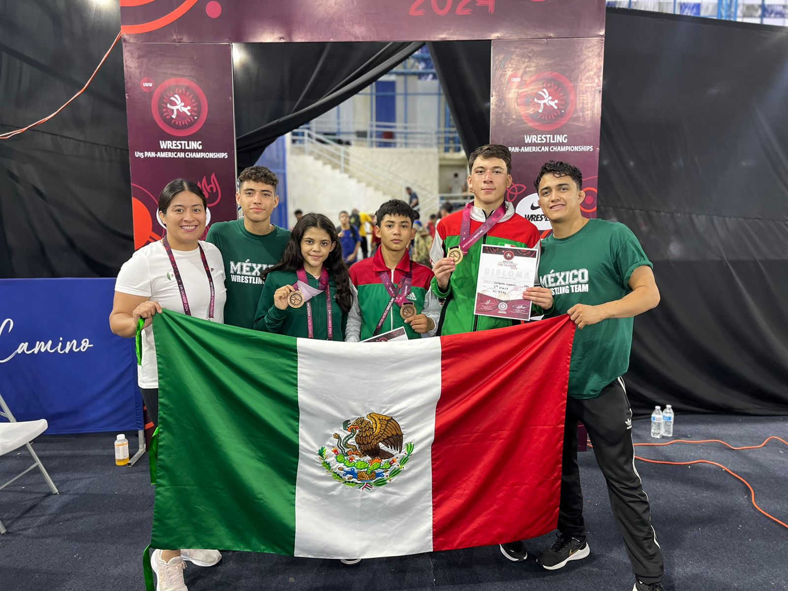 Triunfan luchadores queretanos en competencias internacionales