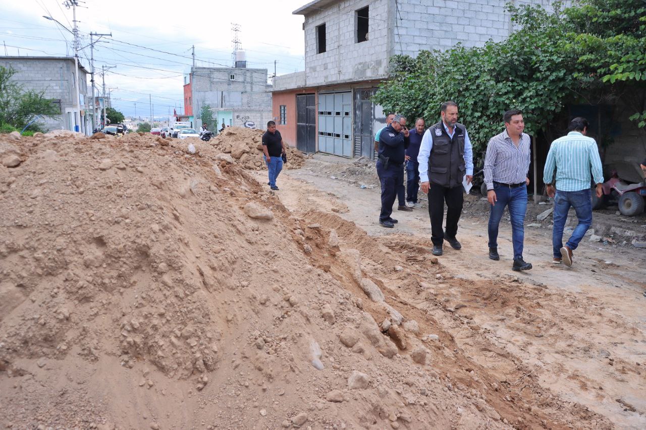 Supervisan obra de urbanización de la calle Lomas de la Cruz en Corregidora