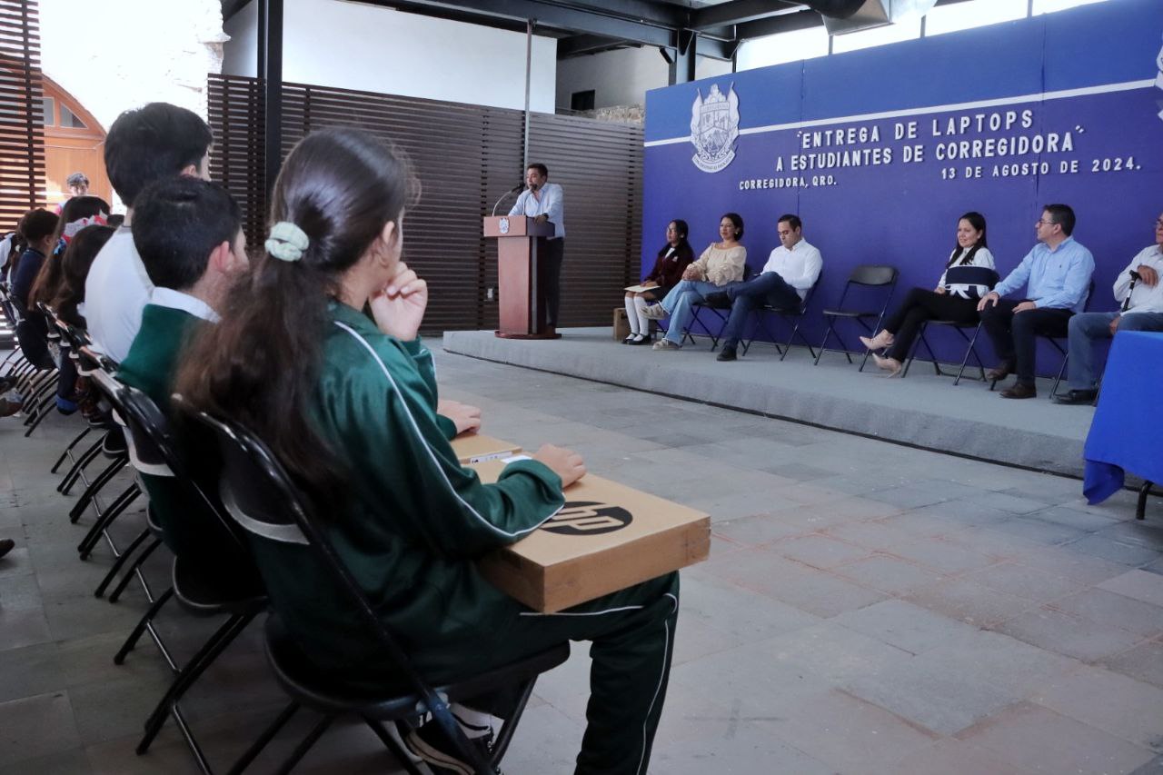 Entregan laptops a estudiantes de Corregidora