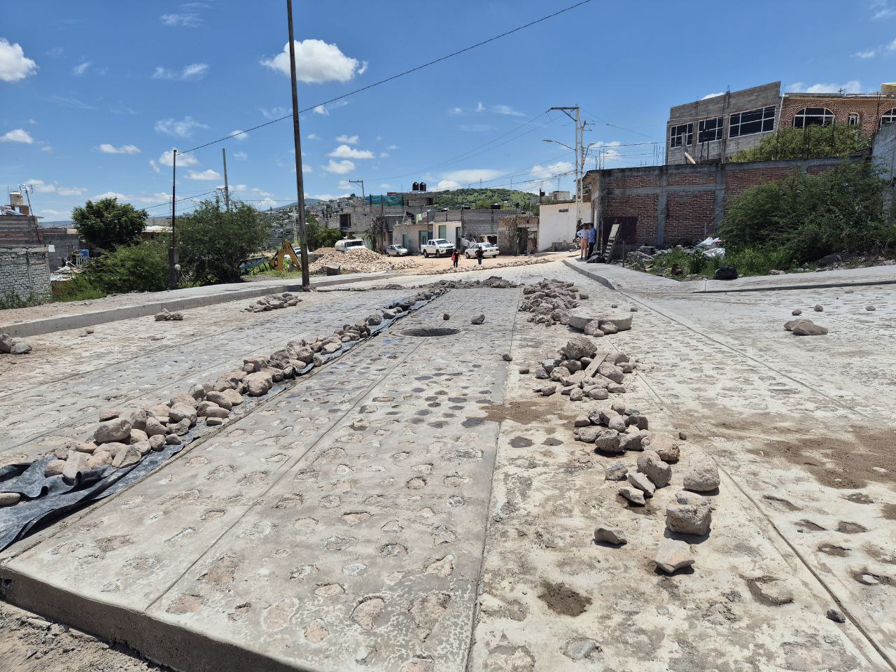 Supervisan el mejoramiento de vialidades en la colonia Rincón de Guadalupe en Corregidora