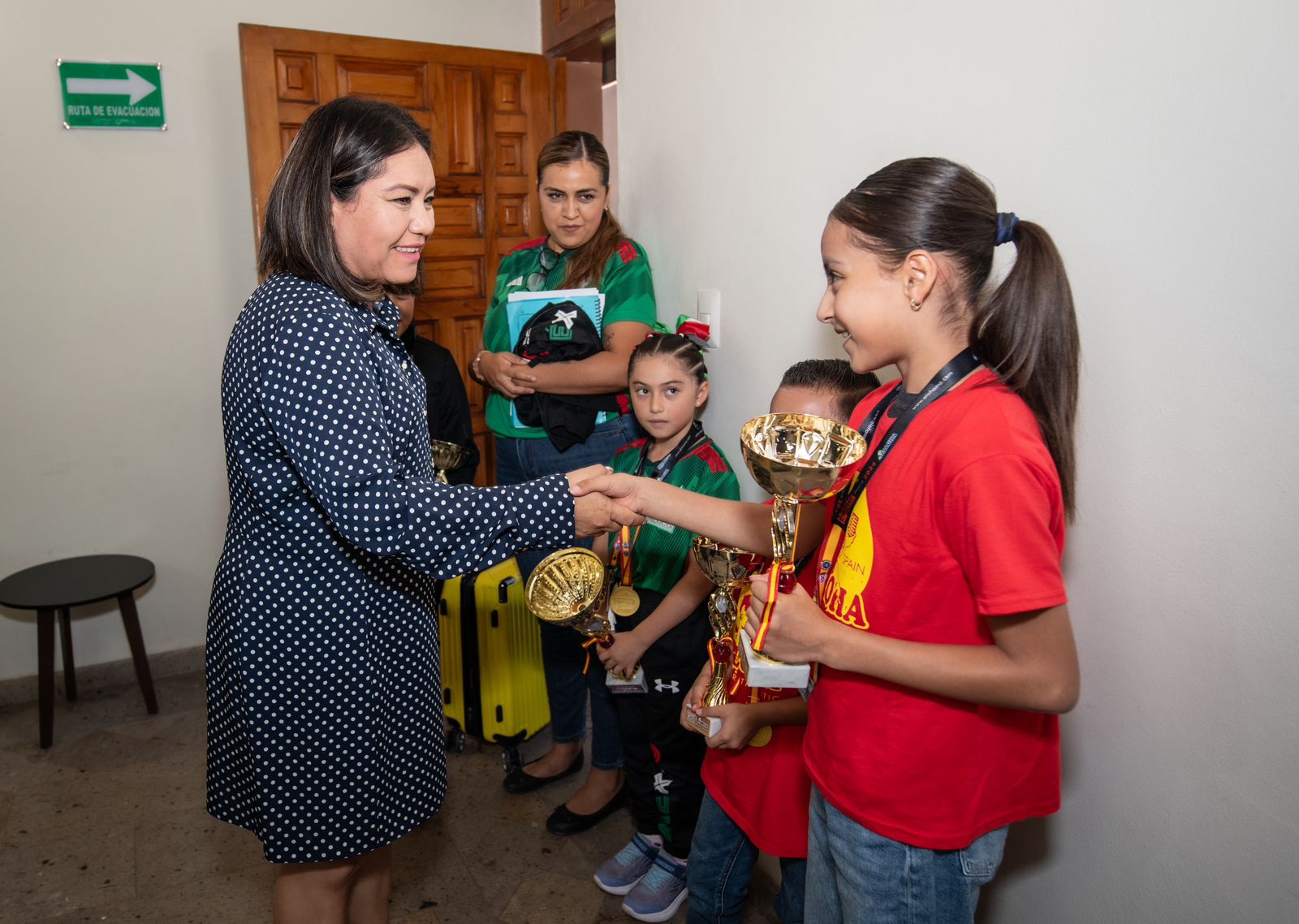 Claudia Martínez recibe a niños marquesinos campeones en cálculo mental en Madrid