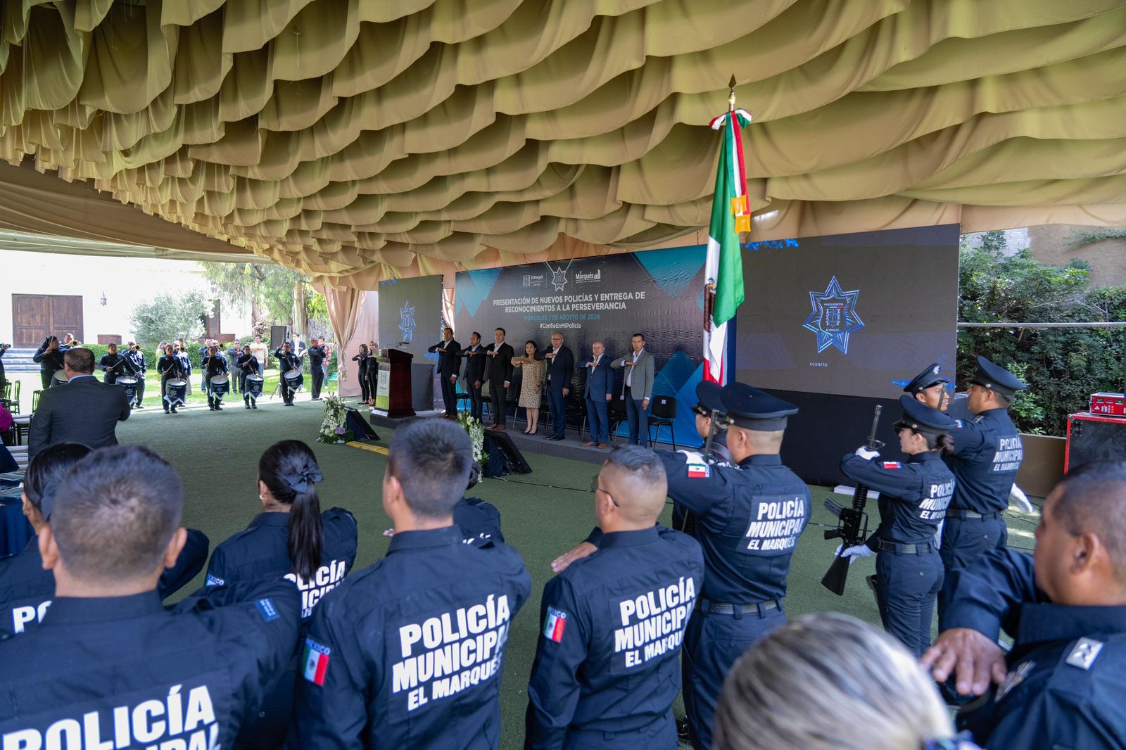 La alcaldesa de El Marqués Claudia Martínez Guevara, presenta a nuevos policías