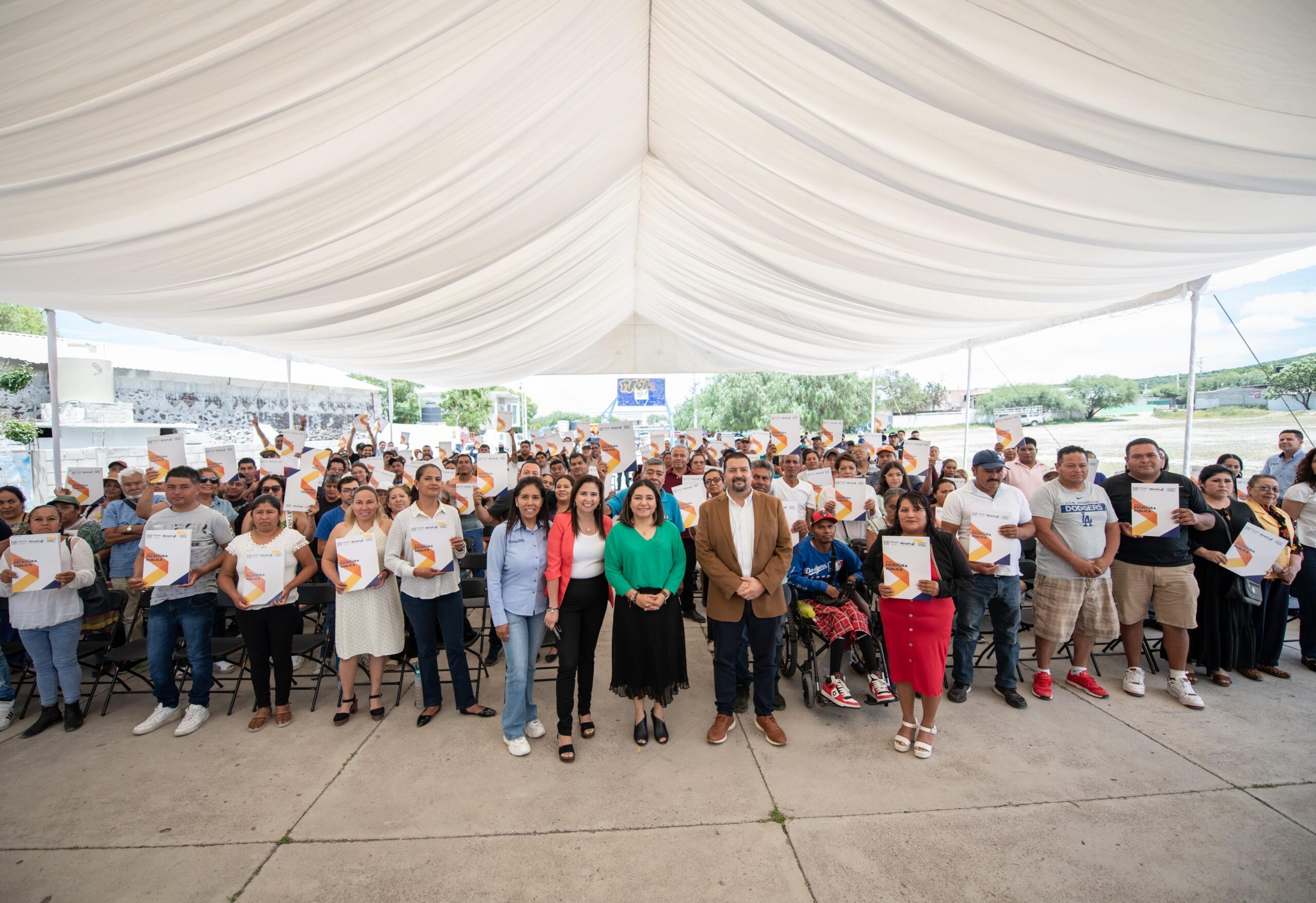 Claudia Martínez entrega 179 escrituras públicas a familias de Dolores