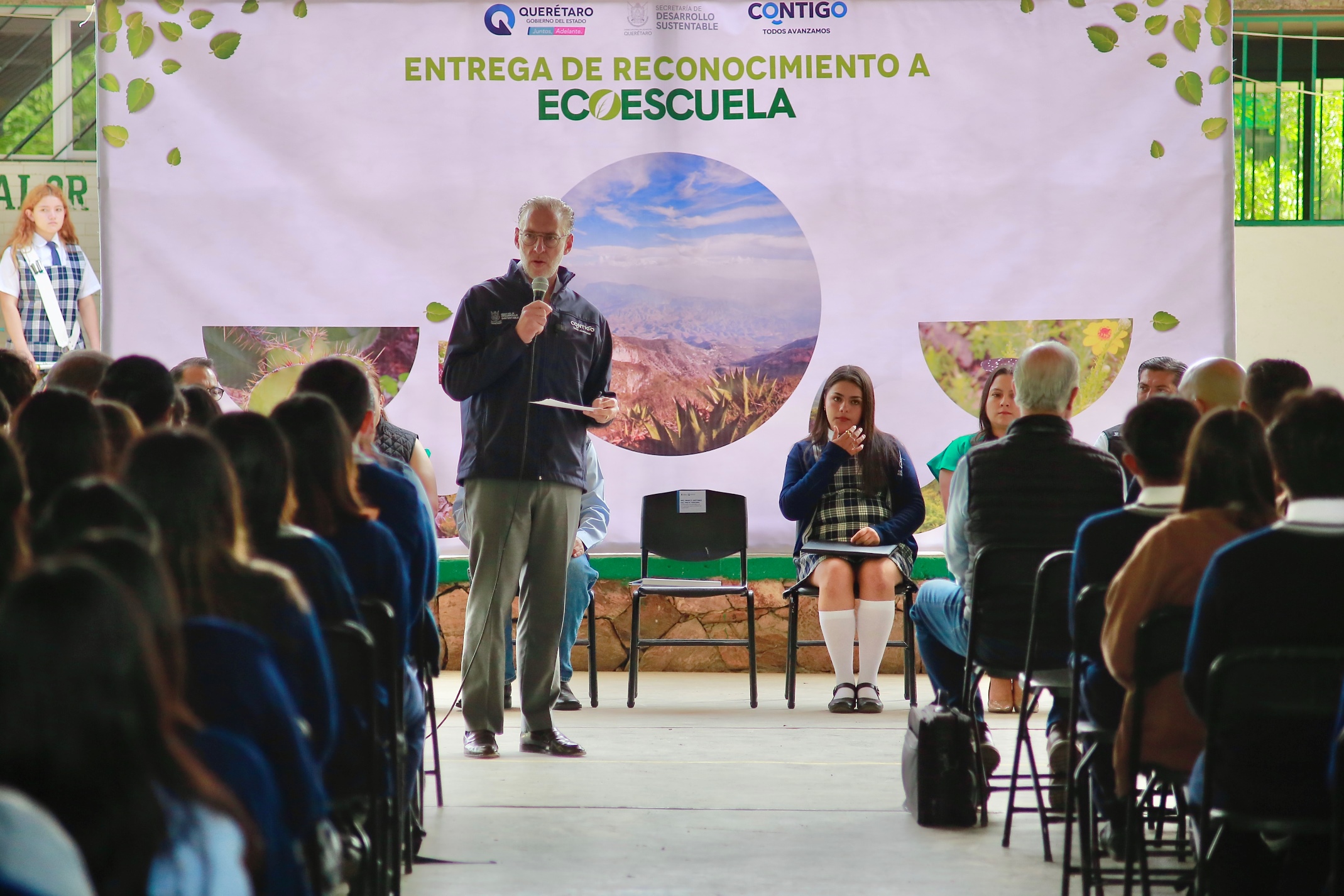 Entrega Marco Del Prete certificado de EcoEscuelas en Colón