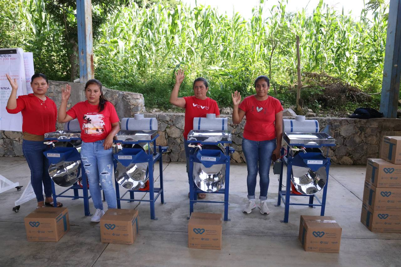 Entregó SEDIF molinos para nixtamal en Jalpan de Serra