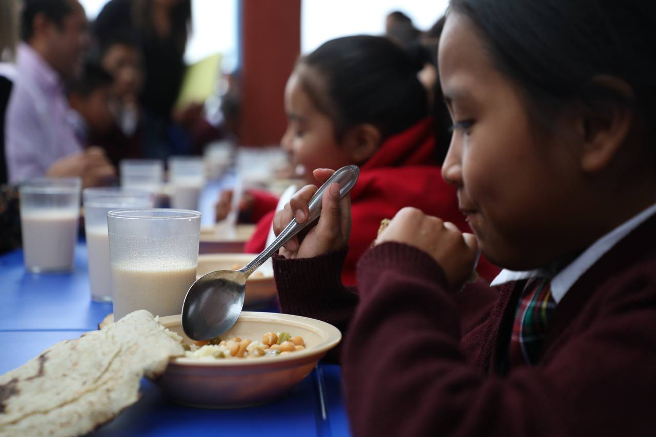 Reciben desayunos en caliente estudiantes de Pinal de Amoles