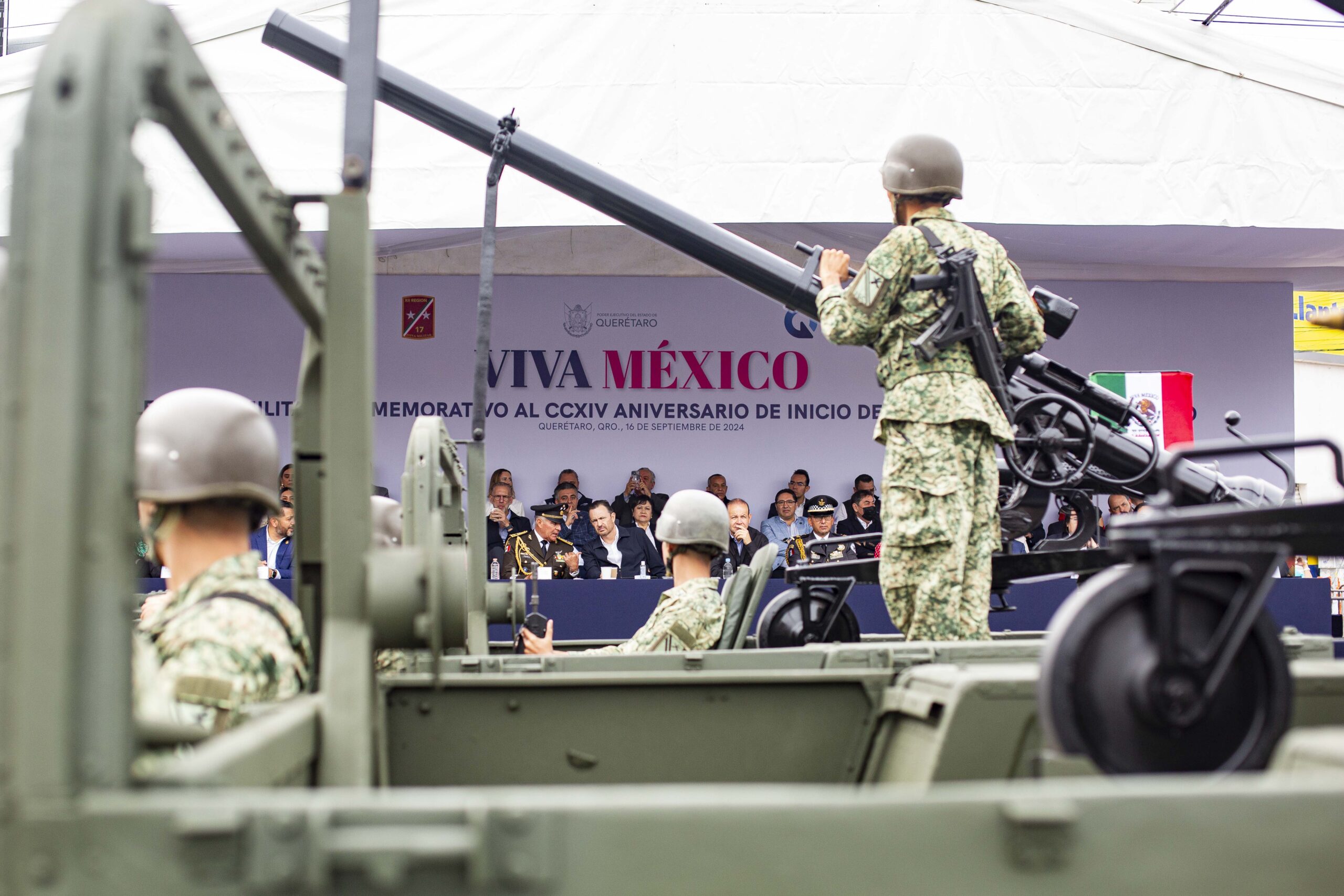 Testifica Gobernador el desfile cívico militar del CCXIV Aniversario del inicio de la lucha de Independencia de México