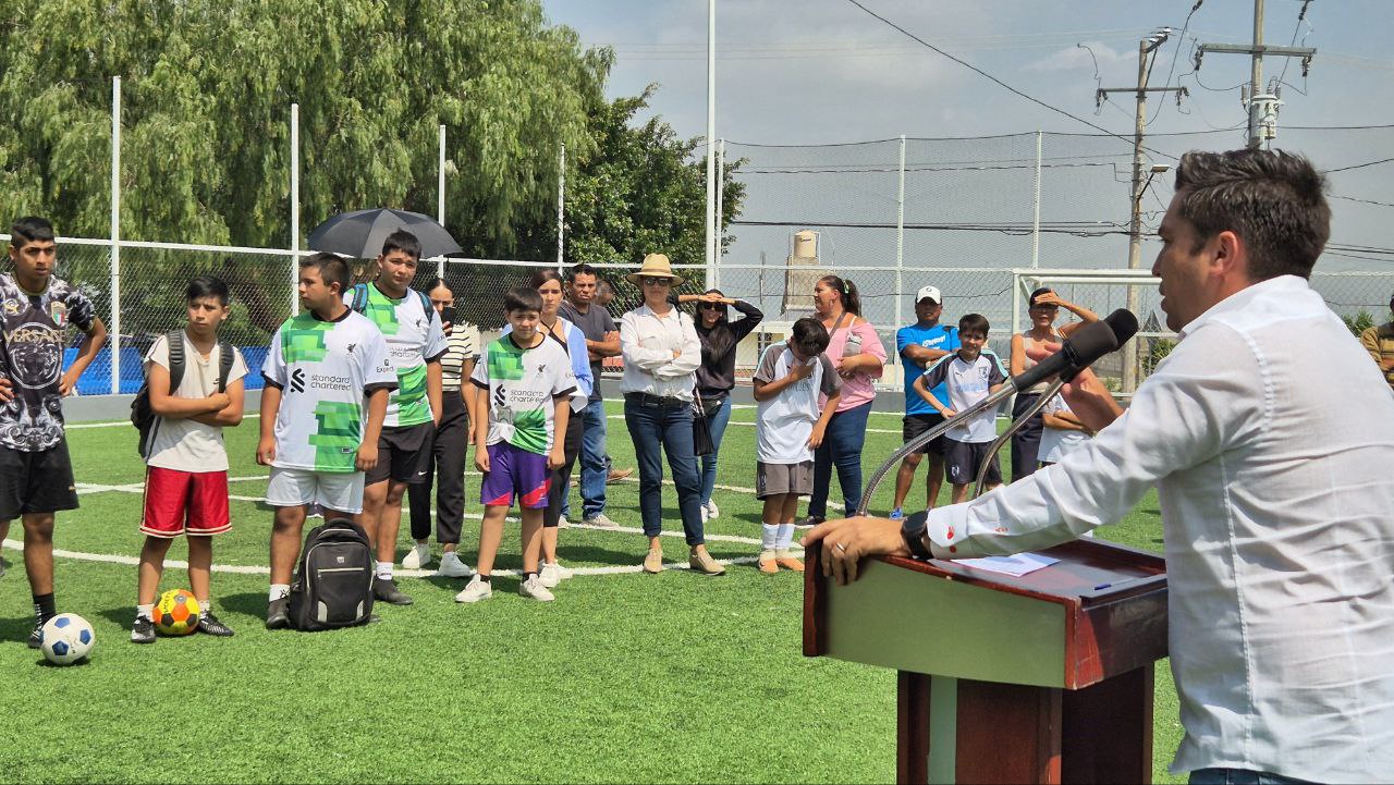 Entrega alcalde de Corregidora rehabilitación de cancha deportiva en El Milagrito