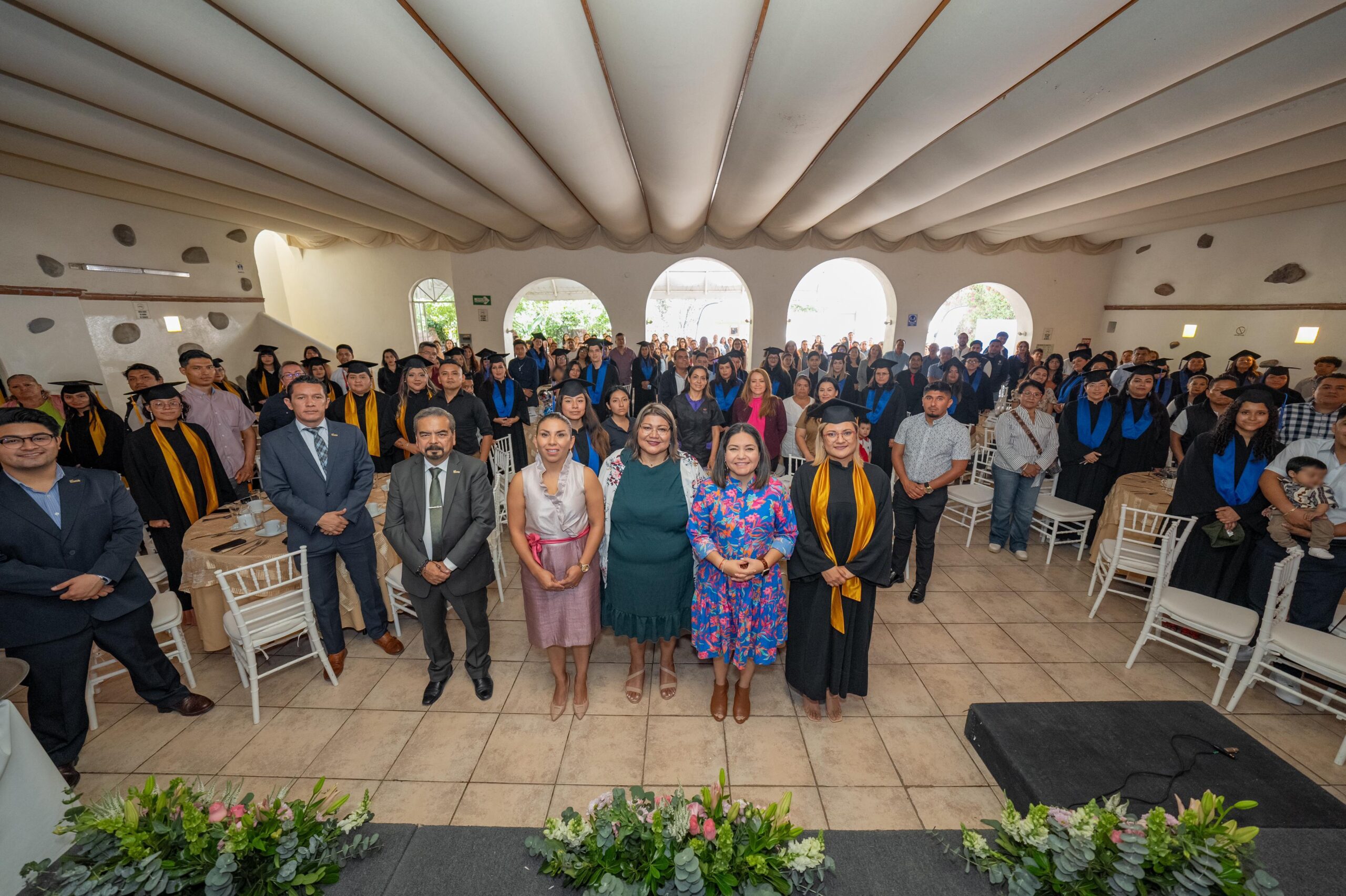 Claudia Martínez encabeza graduación de más de 200 marquesinas en cursos académicos