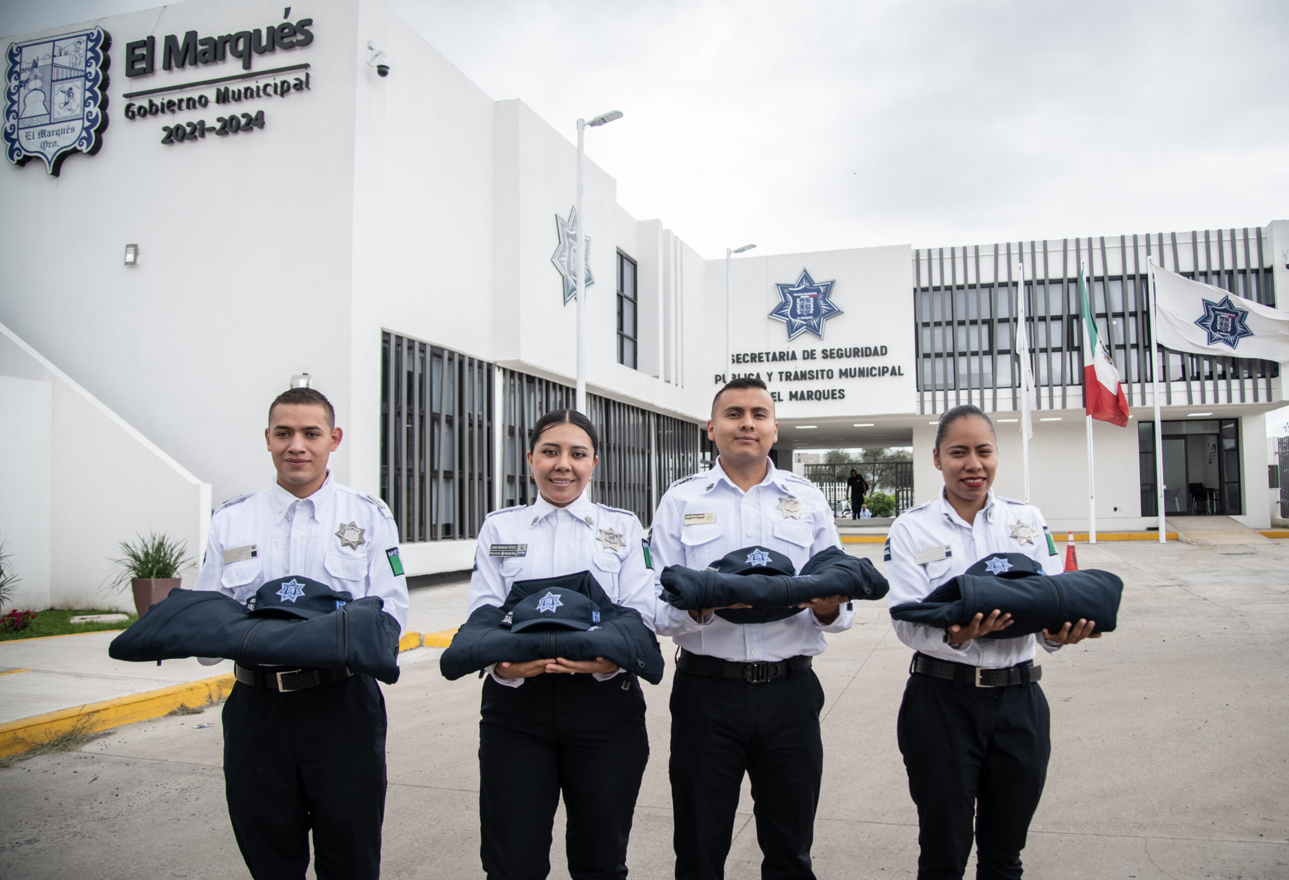 Claudia Martínez entrega uniformes a 380 policías de El Marqués