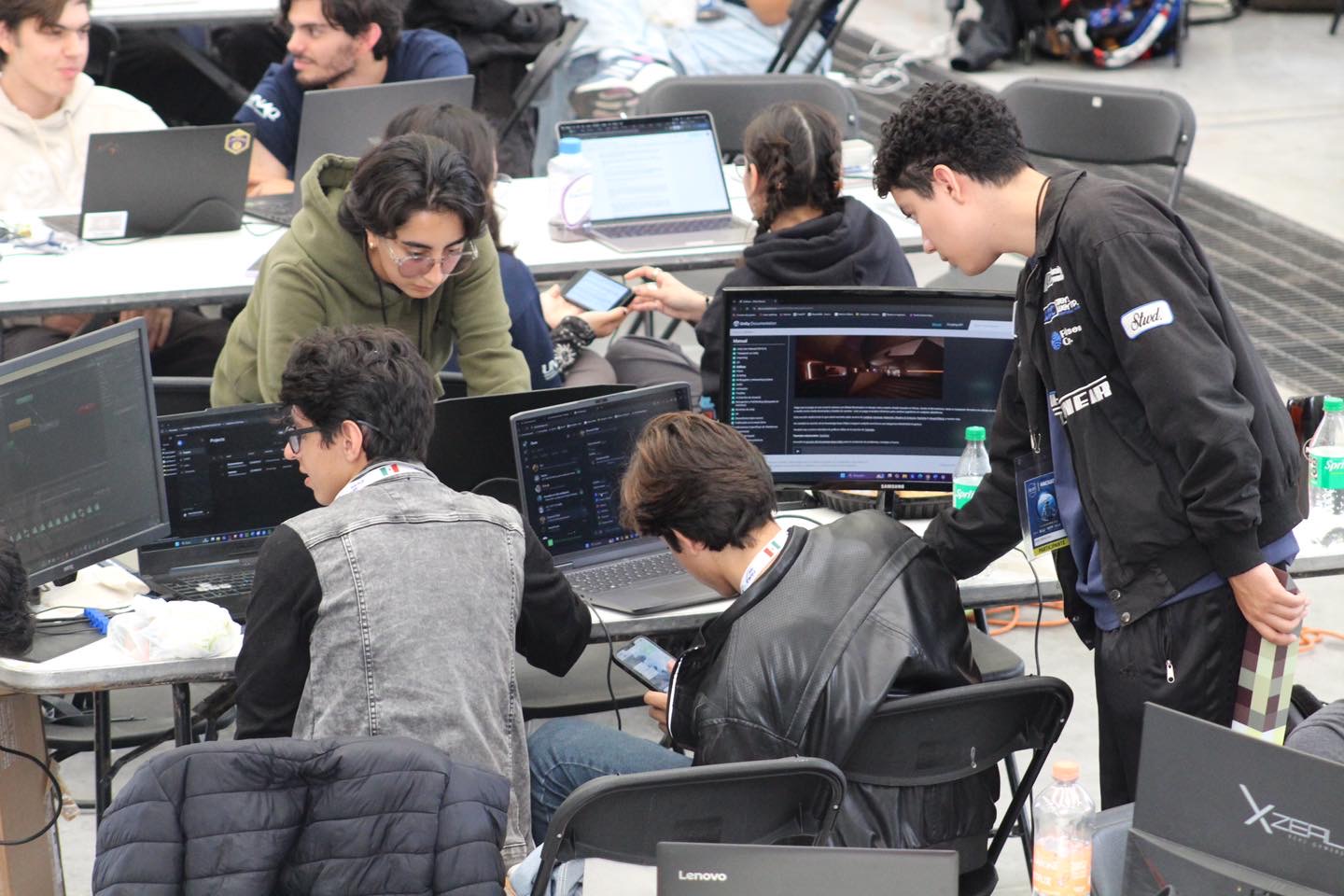 Estudiantes resuelven desafíos del Hackathon de la NASA