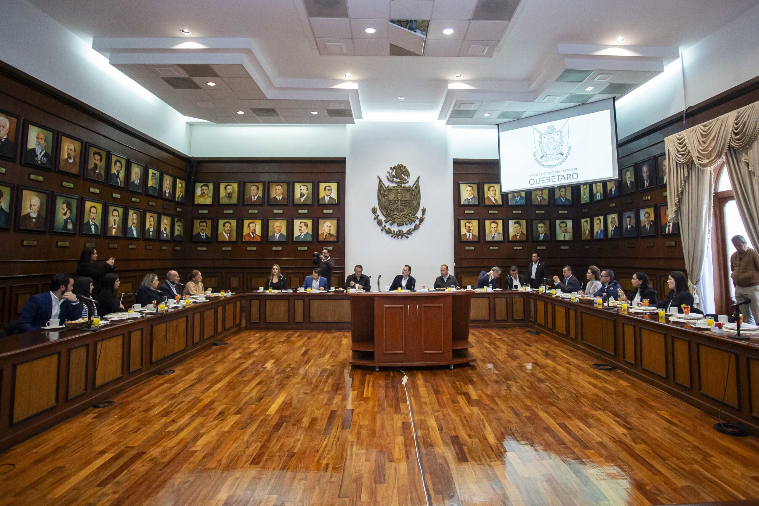 Se reúne Gobernador con diputados locales