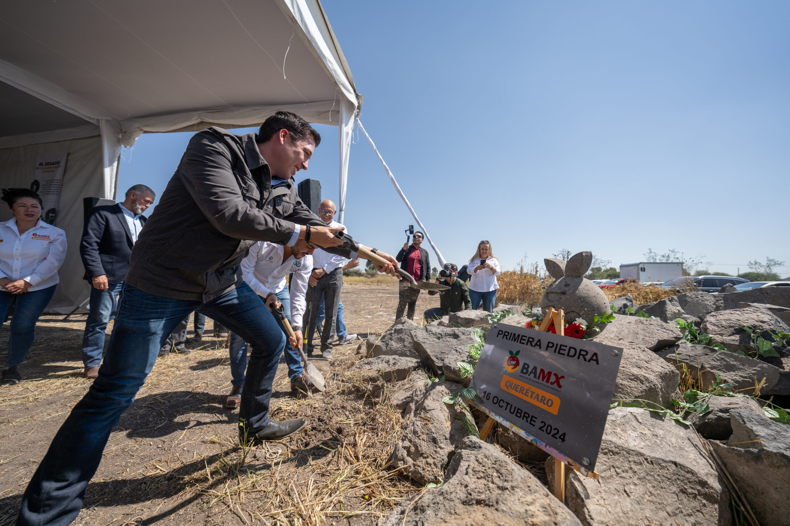 Rodrigo Monsalvo encabeza la colocación de primera piedra del Banco de Alimentos en El Marqués