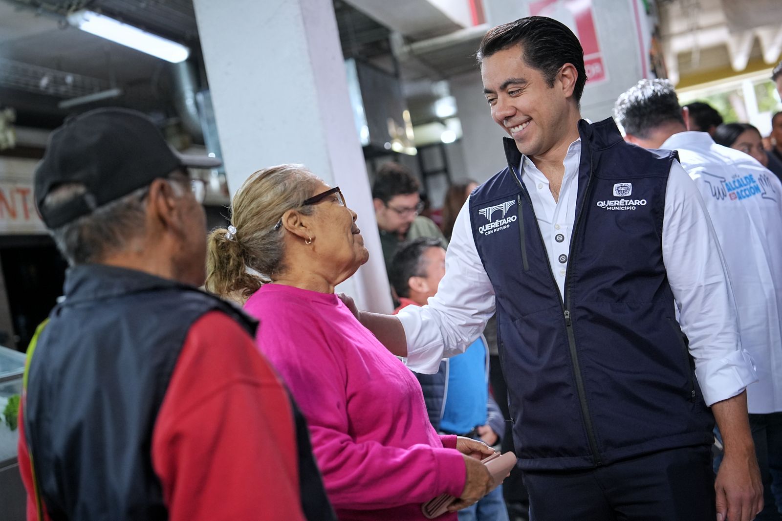 Escucha Felifer Macías a comerciantes del Mercado de Lomas de Casa Blanca