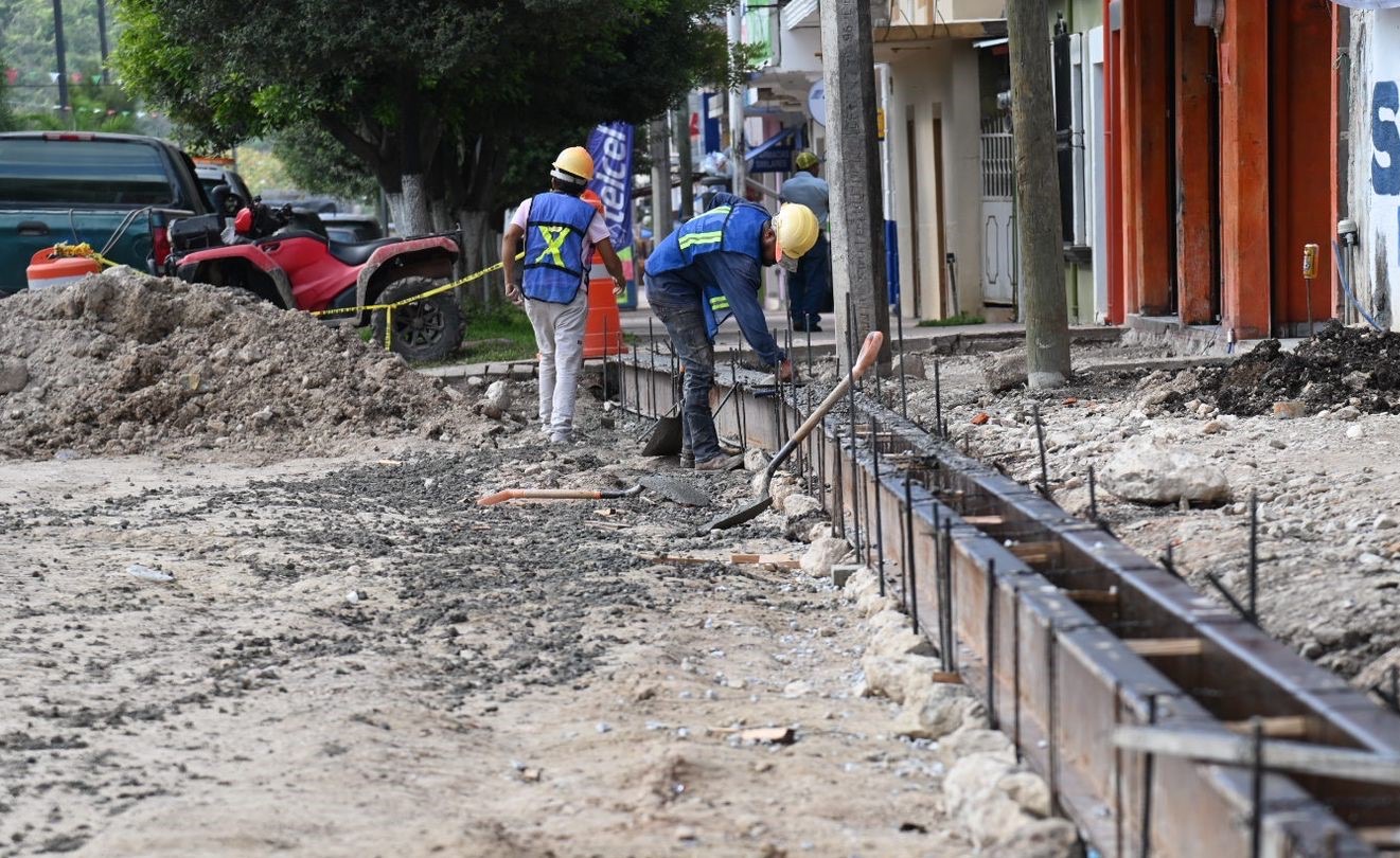 Autoridades estatales supervisan obra en Landa de Matamoros