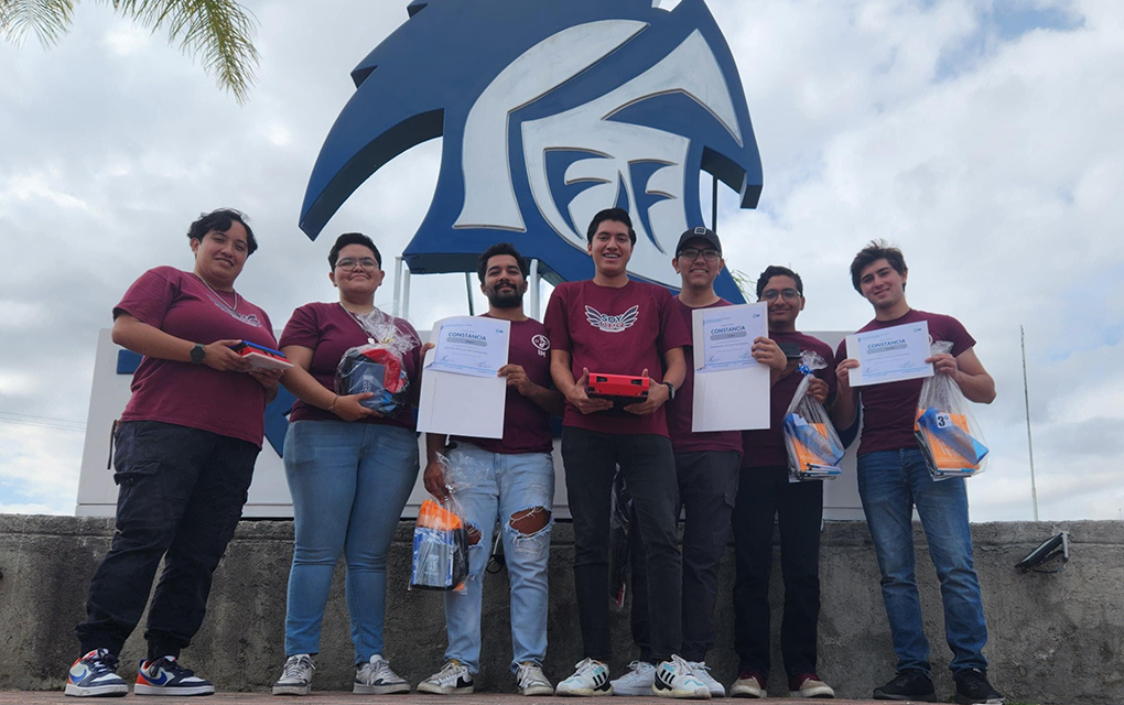 Estudiantes de UPQ dominan concurso de mini robots autónomos