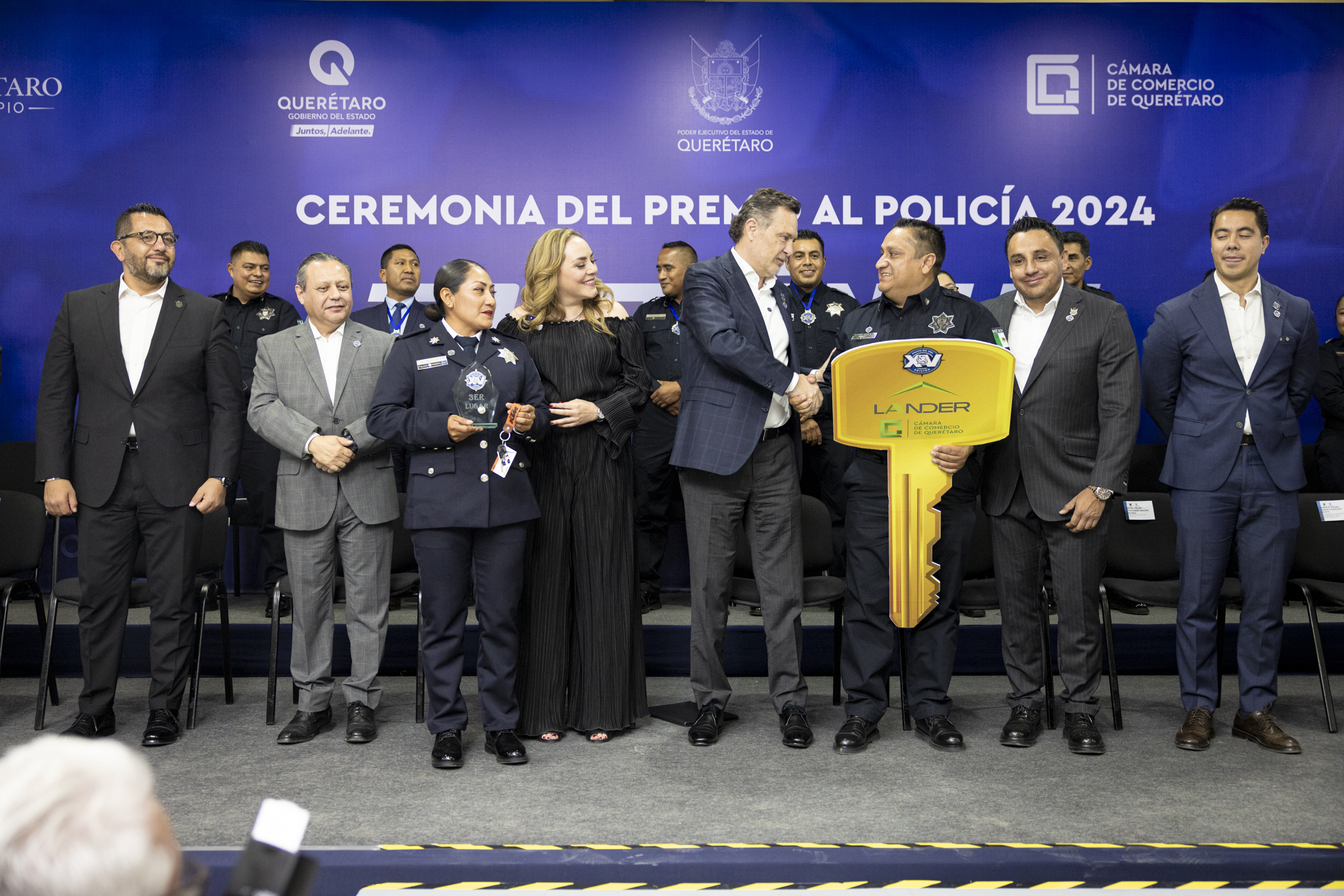 Entrega Gobernador Premio al Policía del Año