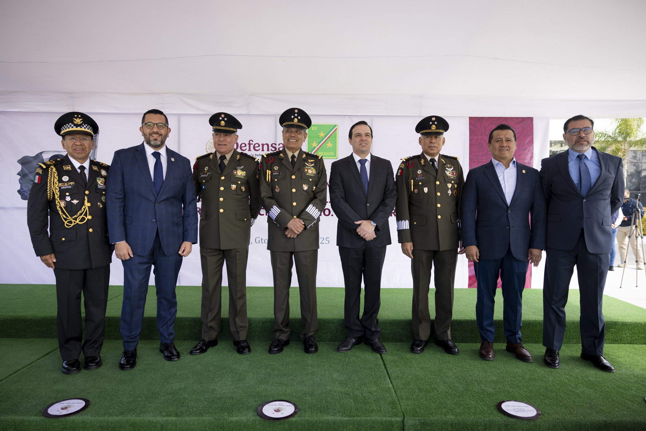 Asiste Carlos Alcaraz al relevo en la XII Región Militar