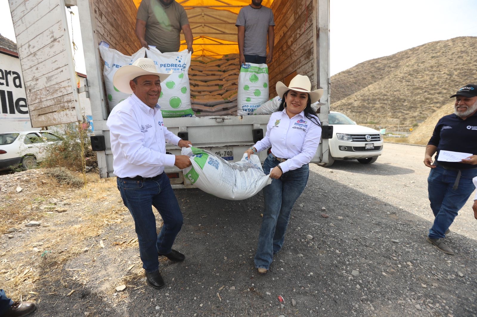 Entrega SEDEA apoyos a productores acuícolas de Peñamiller