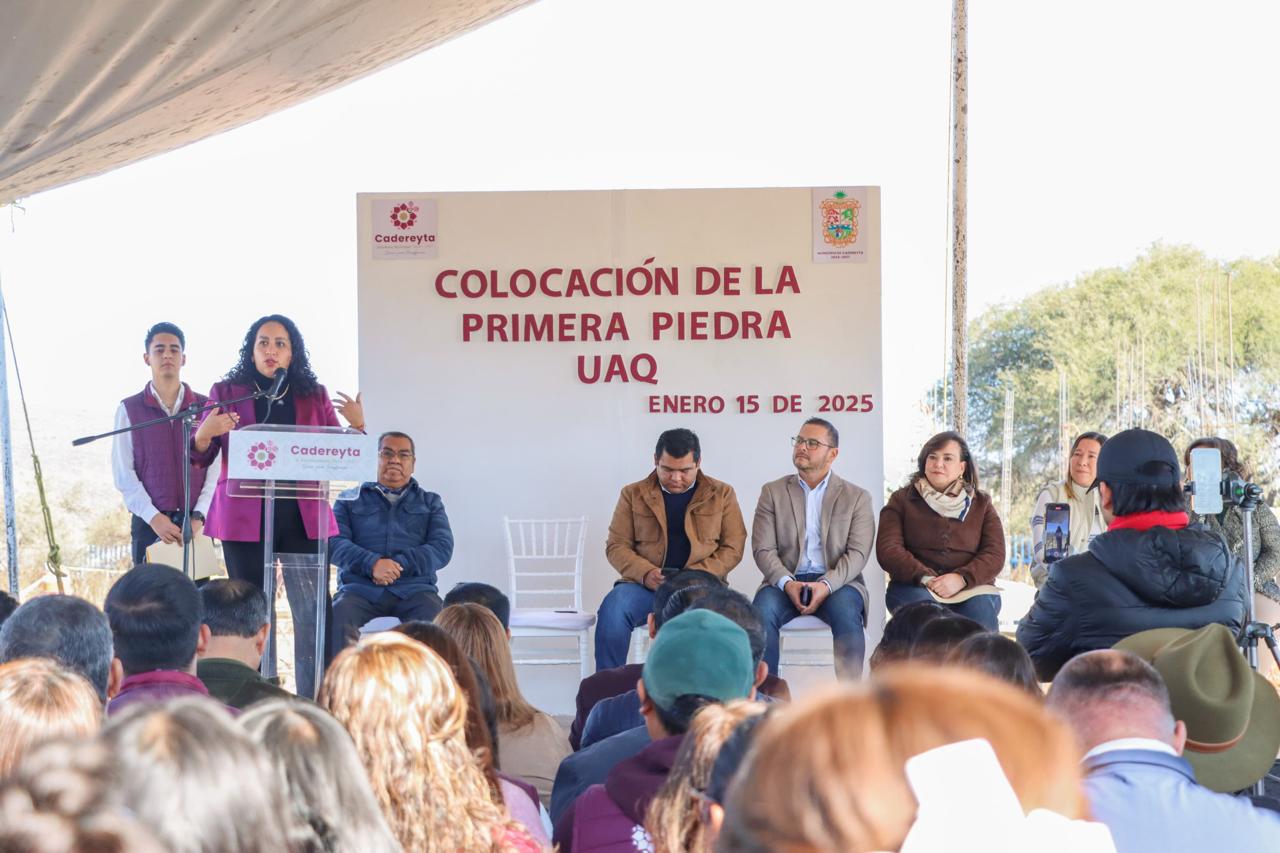 Astrid Ortega coloca la primera piedra de la preparatoria UAQ en Cadereyta