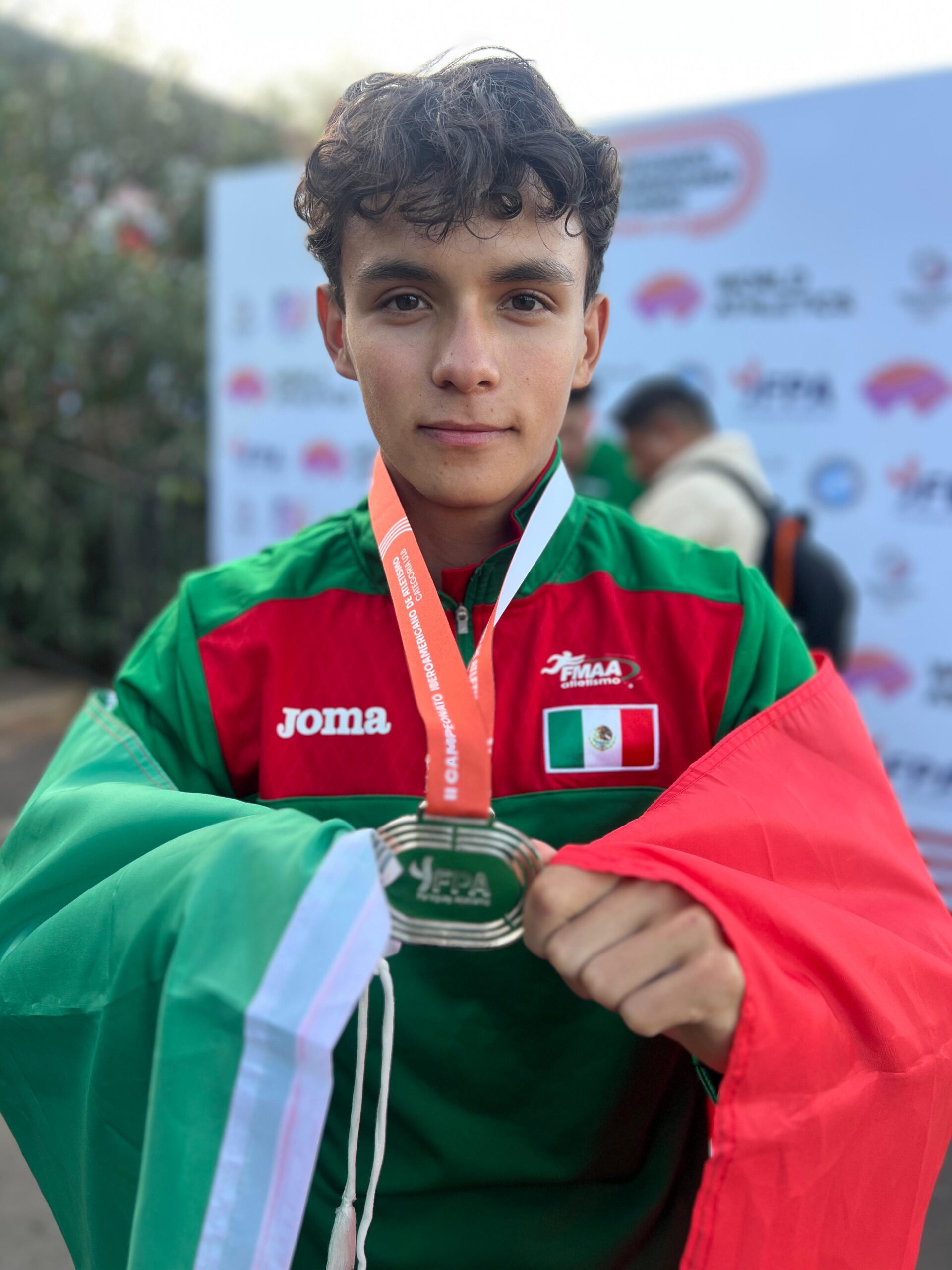 Atleta queretano de salto con garrocha es subcampeón iberoamericano