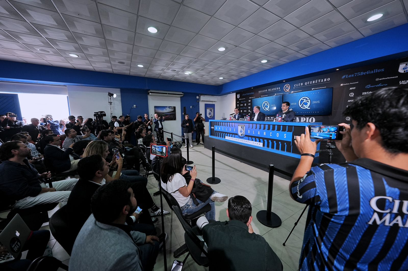 Felifer Macías da la bienvenida a Mark Spiegel, nuevo propietario de Gallos Blancos