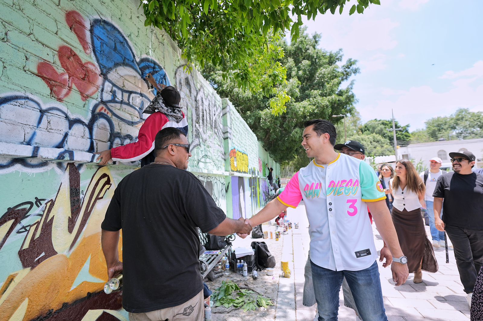 Felifer Macías fortalece el arte urbano y el orgullo de barrio en Hércules