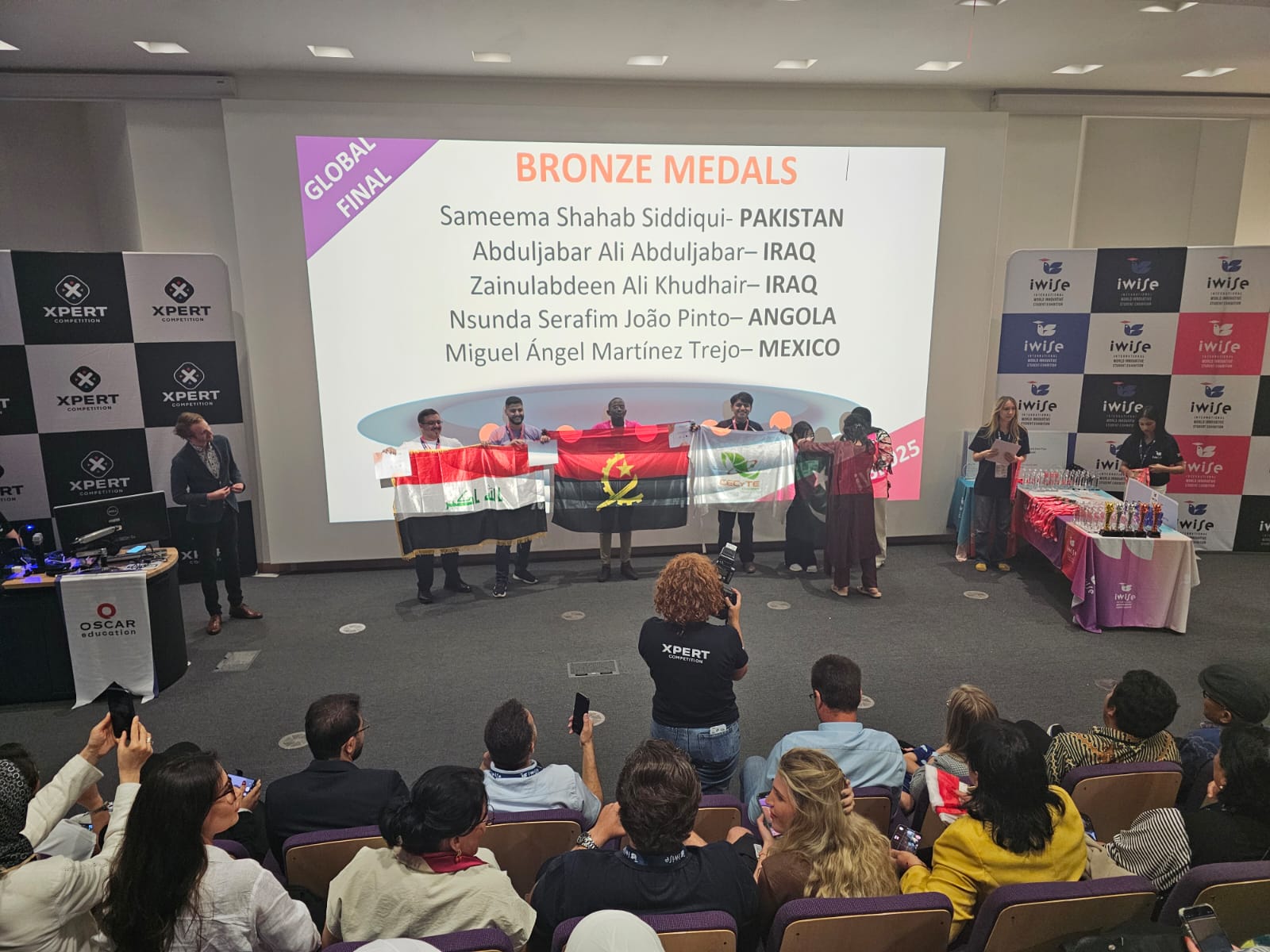 Triunfa alumno del CECyTEQ en Inglaterra con salsa en polvo