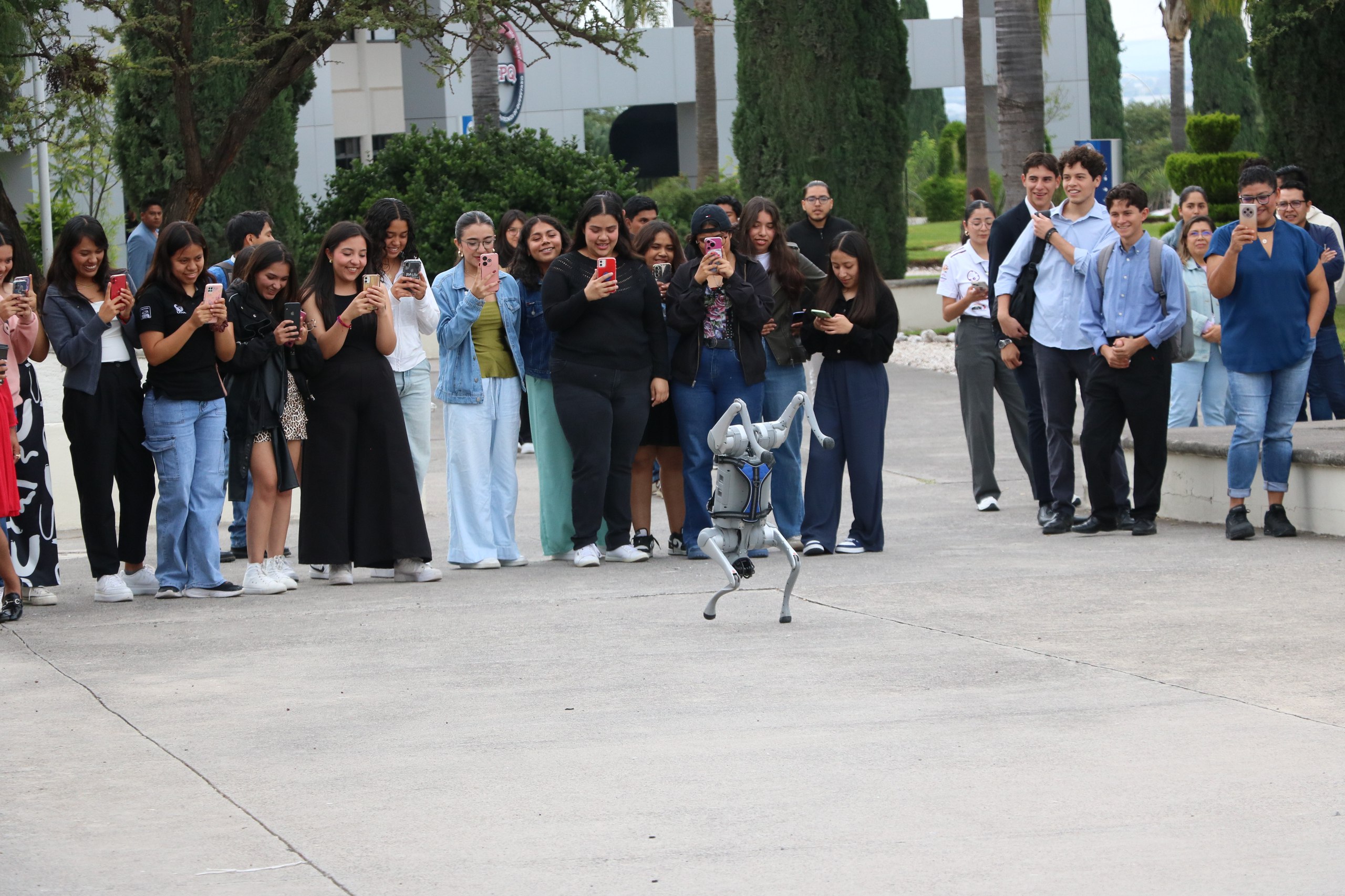 Estudiantes de Tecnología Automotriz presentan proyectos ante expertos del sector