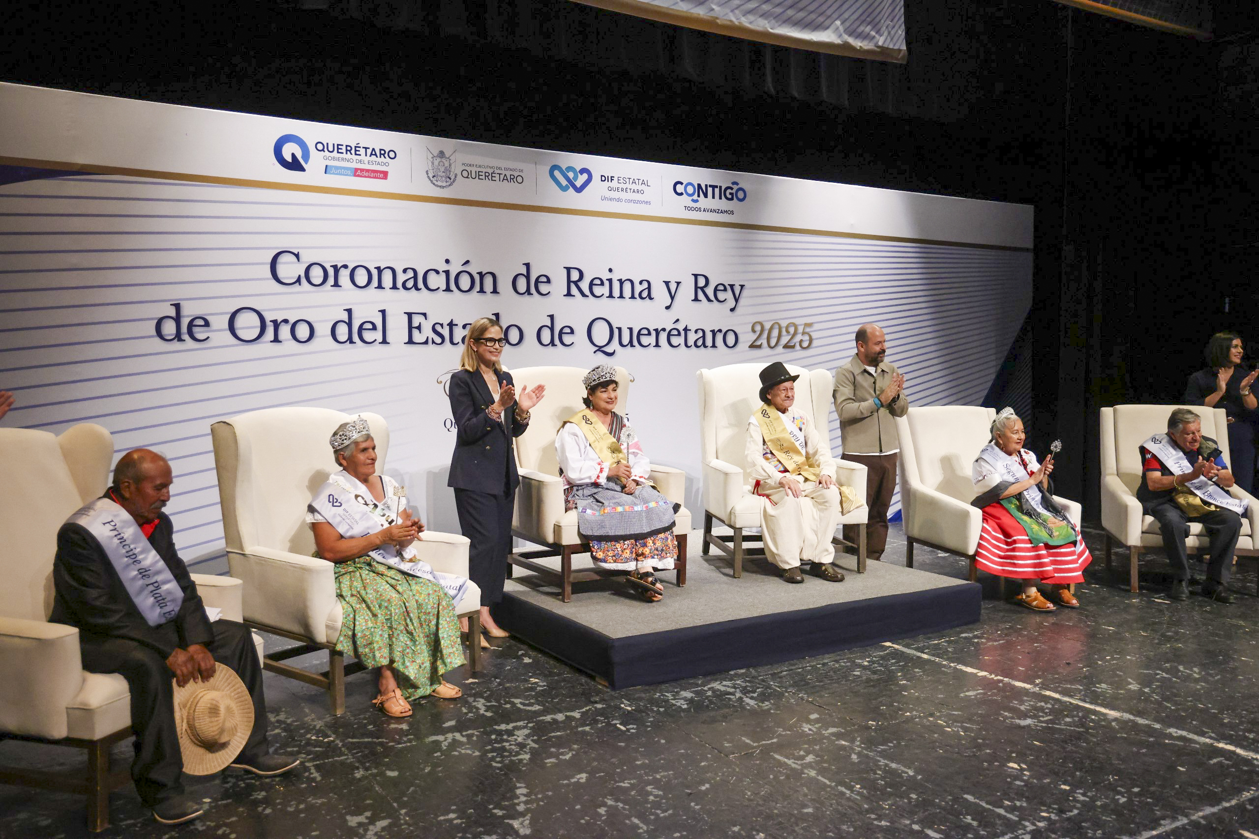 La presidenta del SEDIF corona a la Reina y Rey de Oro 2025