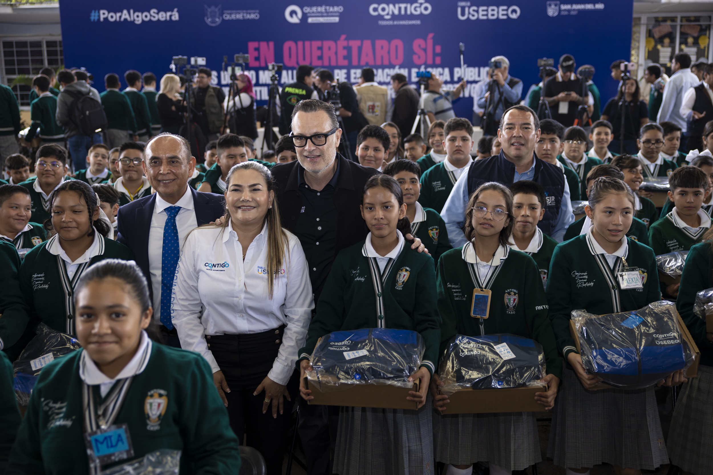 En Querétaro sí: 354 mil estudiantes reciben uniformes y útiles escolares