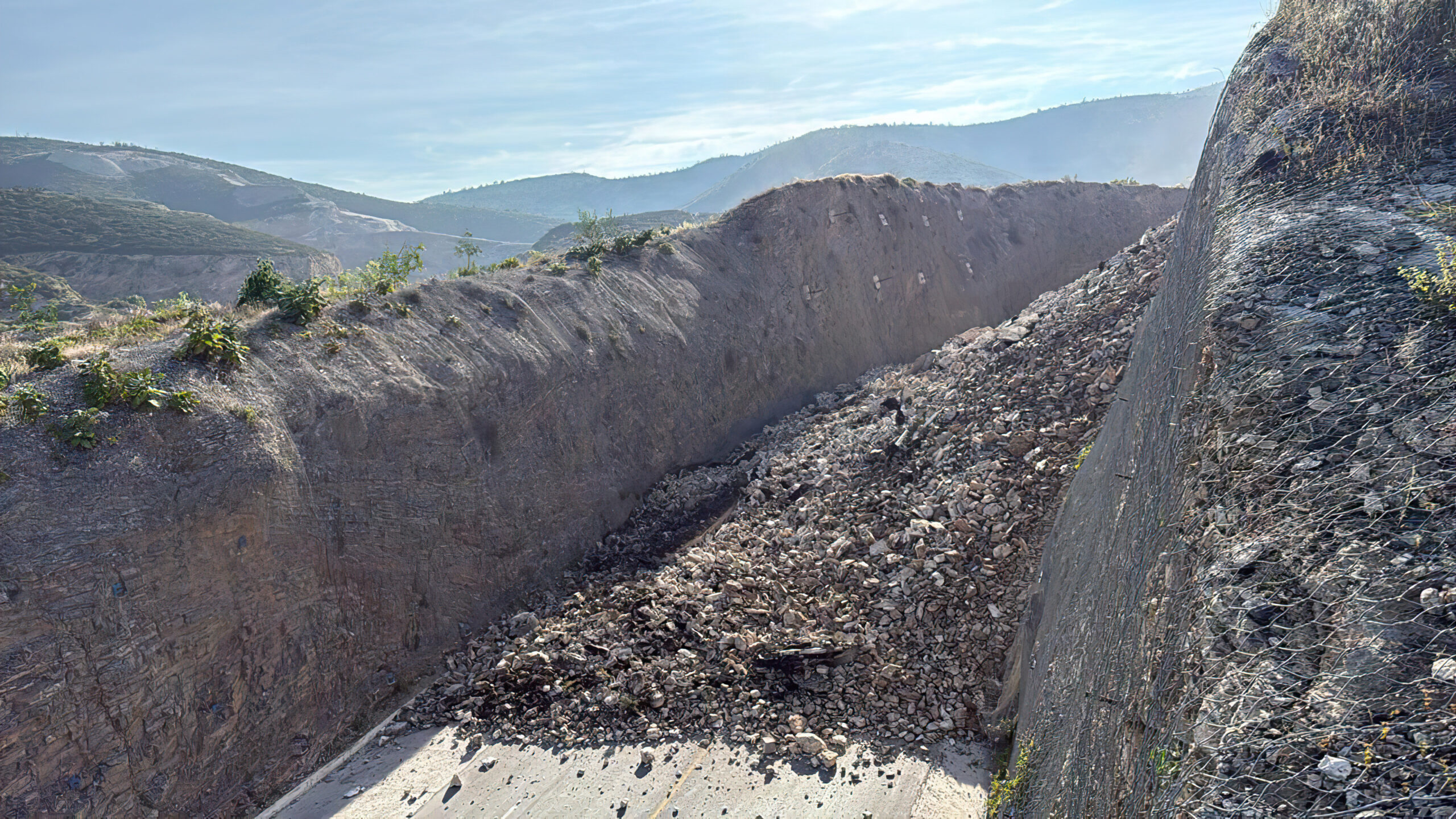 Realiza Gobierno del Estado acciones por derrumbe sobre la Carretera Estatal 100