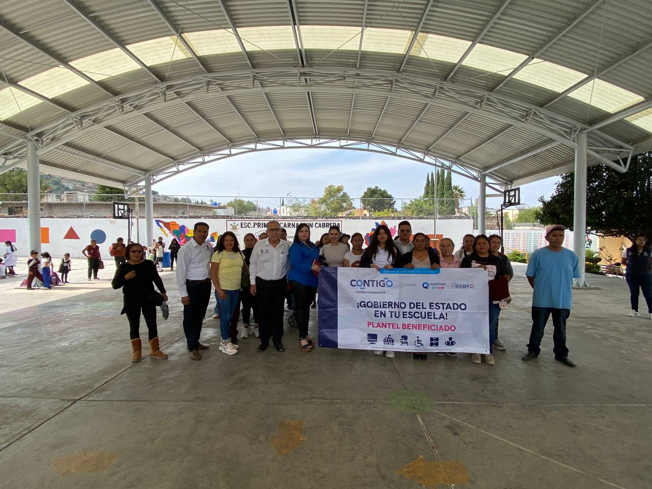 Entrega titular del IFEQ obras educativas en Cadereyta