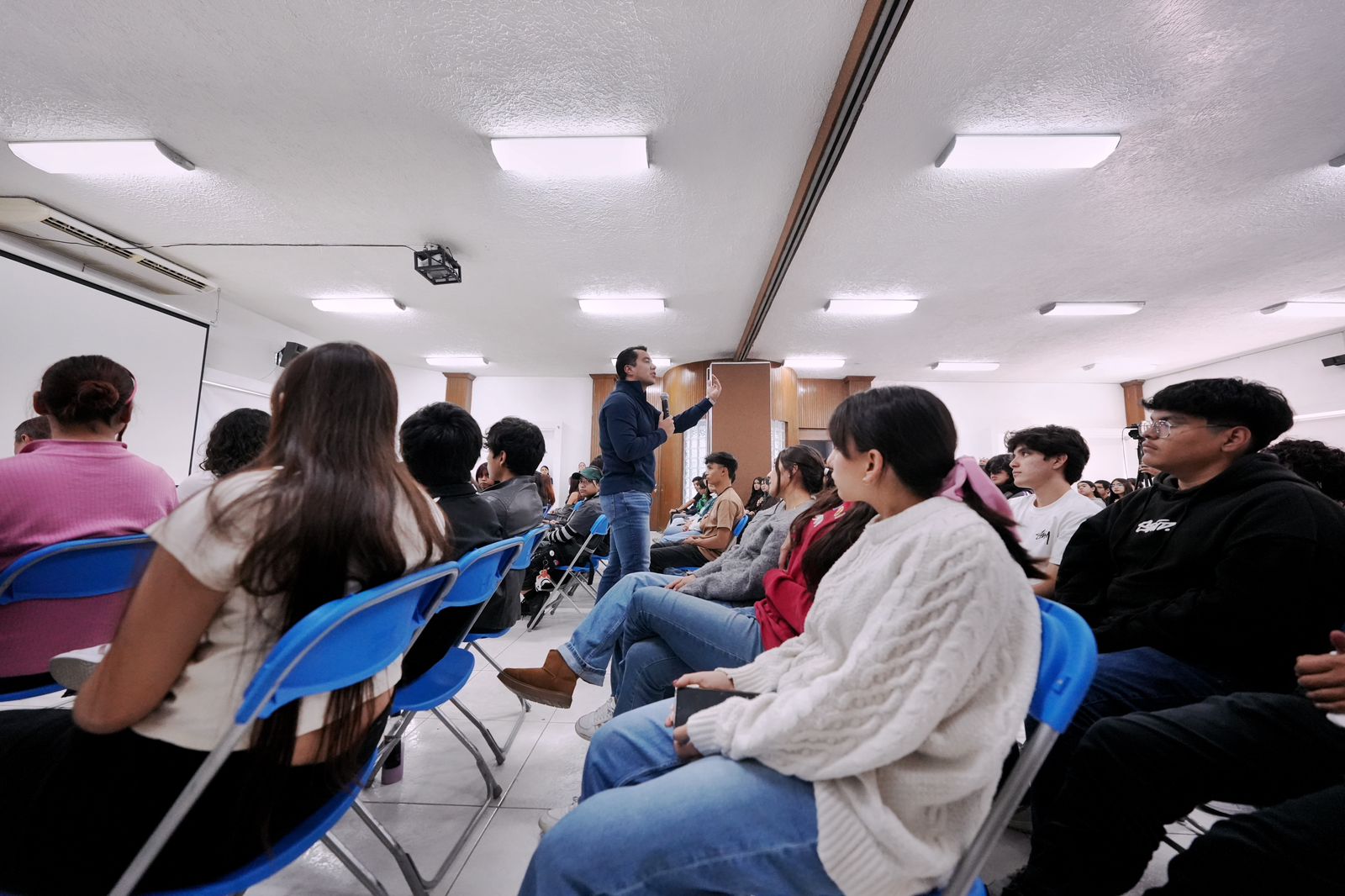 Comparte Felifer Macías con estudiantes de la UAQ la importancia del servicio público