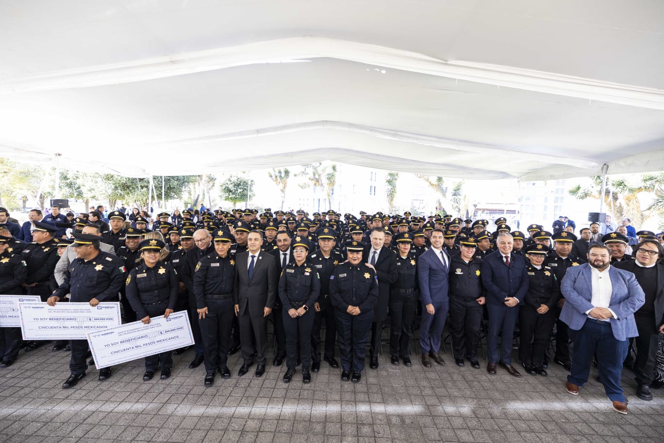 Entrega Felifer Macías 300 apoyos económicos de vivienda a personal policial