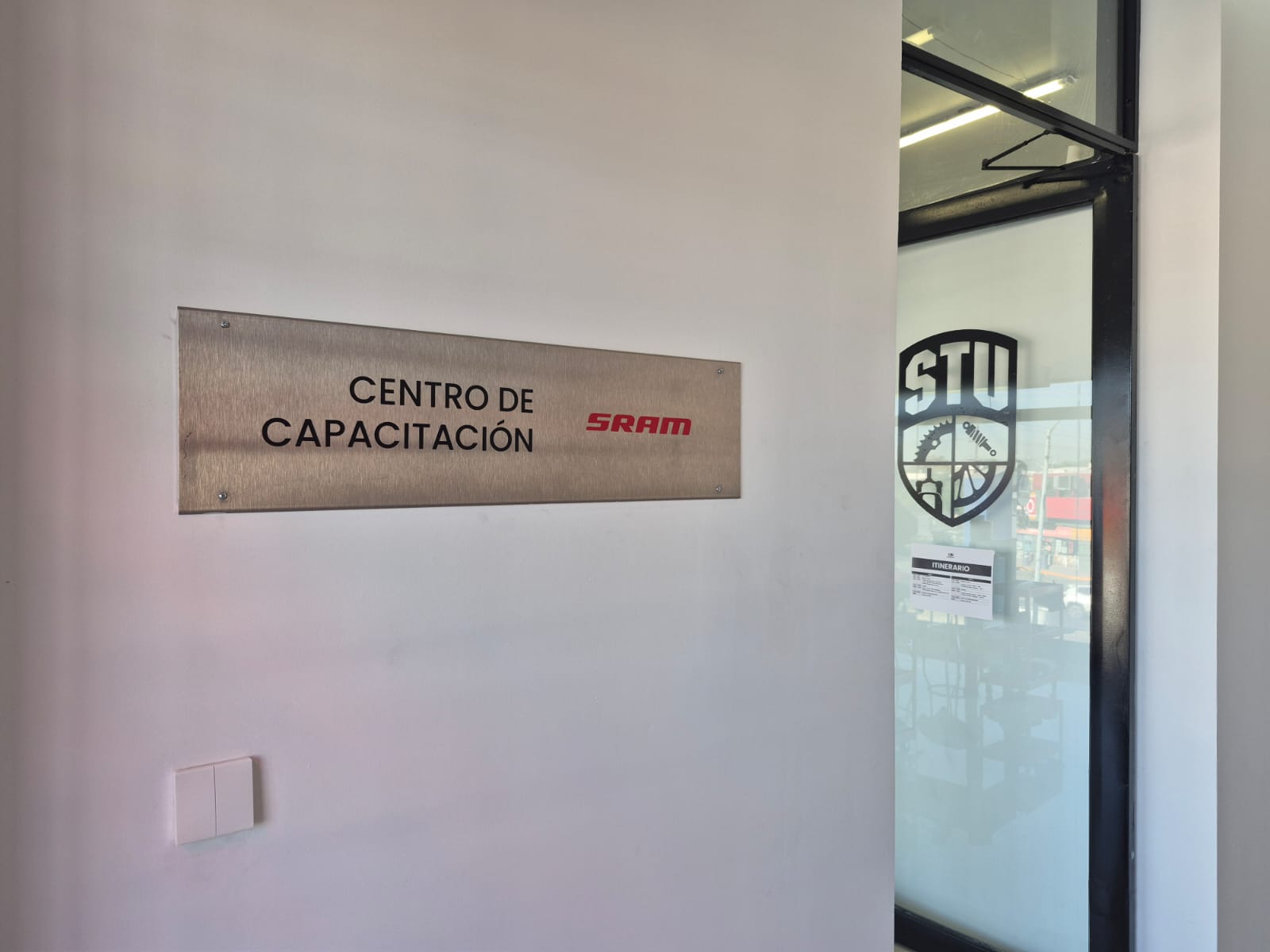 ​Bike Clínic, centro de referencia en Querétaro: Juan Jorge se certifica en SRAM para gestión de garantías y tecnología electrónica​