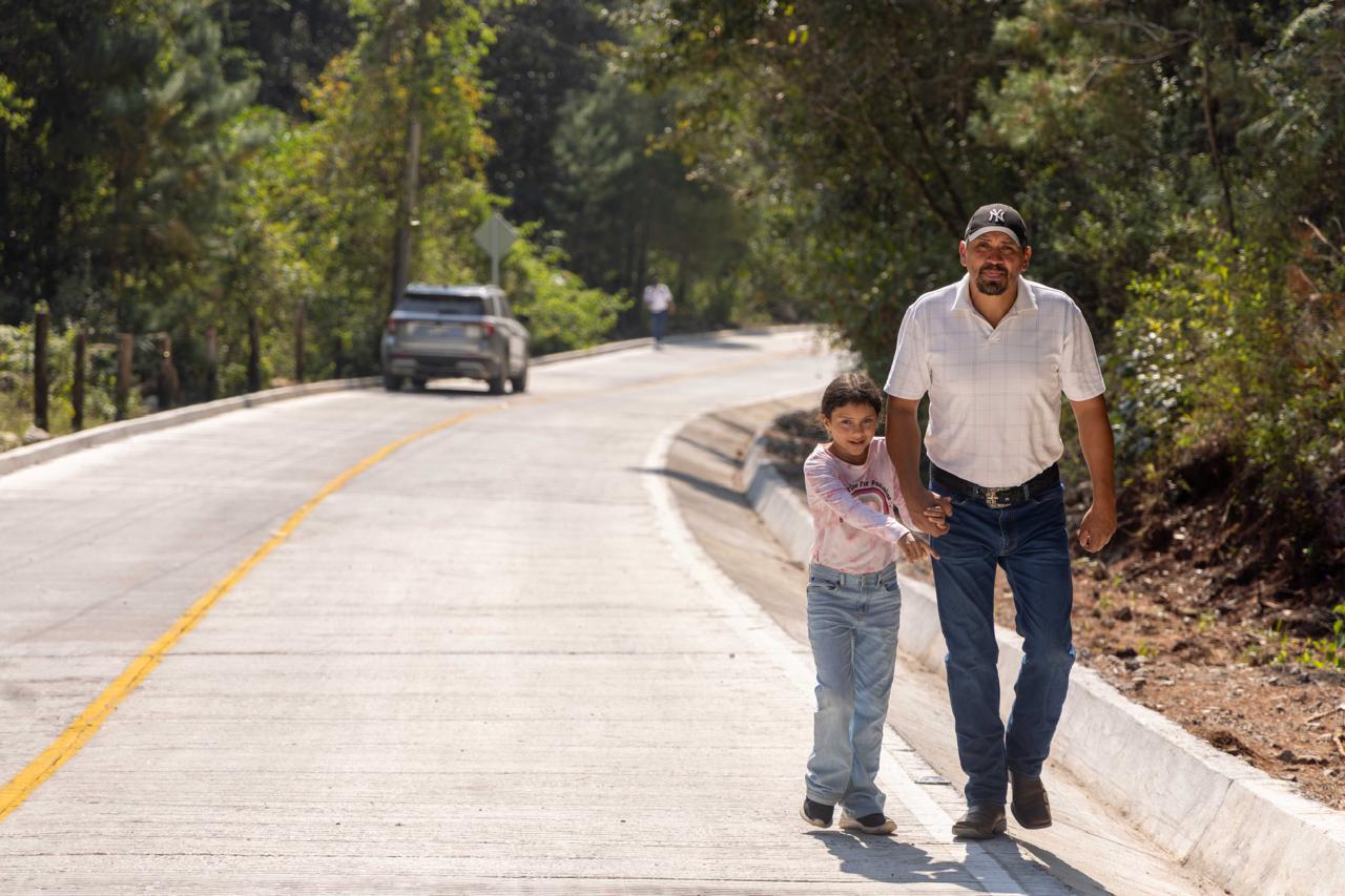 Entrega Mauricio Kuri 1ª etapa del camino Valle Verde – El Pocito en Jalpan de Serra