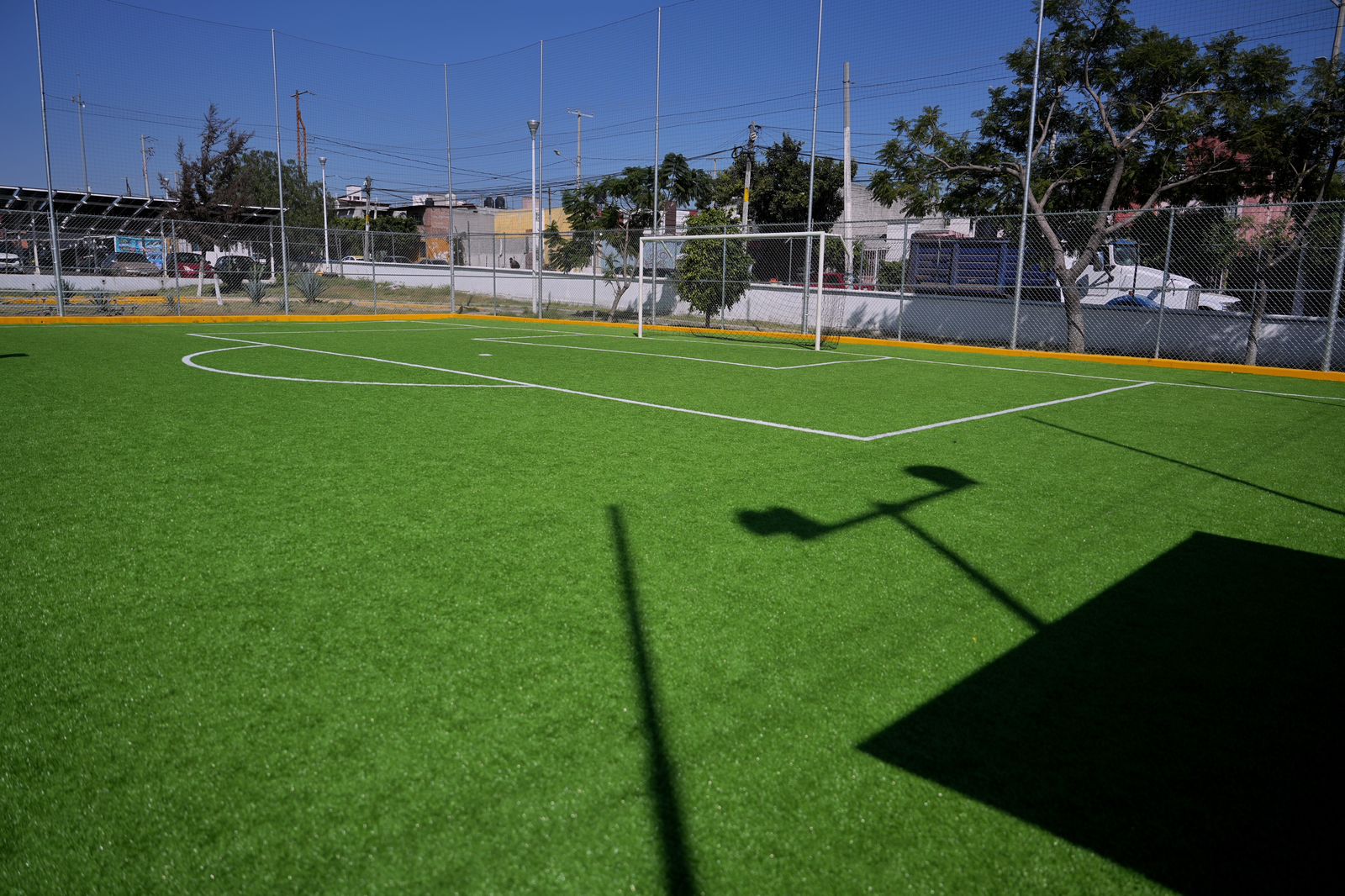 Entrega Felifer Macías rehabilitación de la cancha de futbol de la Unidad Deportiva Belén