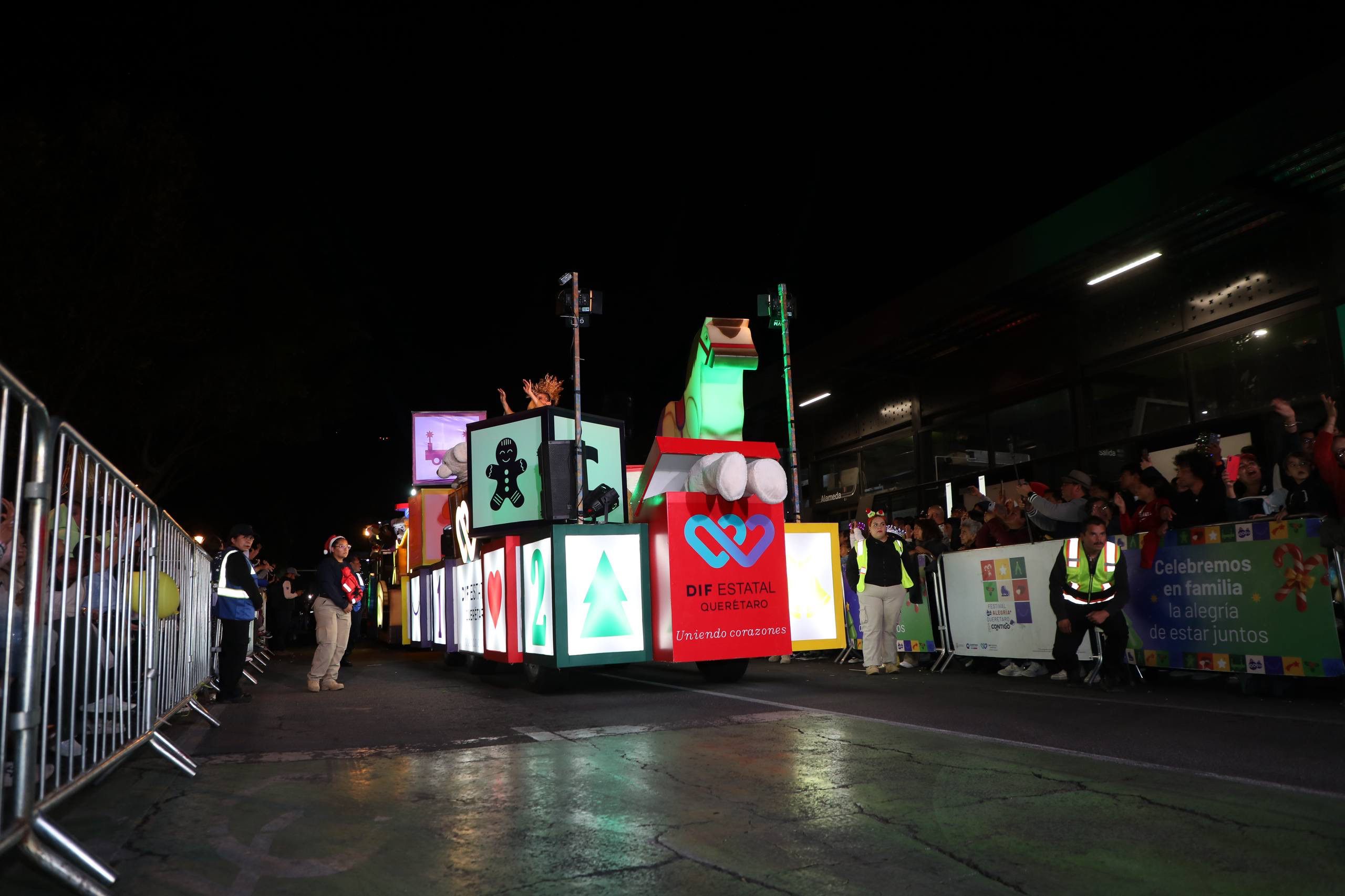 Querétaro celebra la Navidad con el último desfile del Festival Alegría Contigo