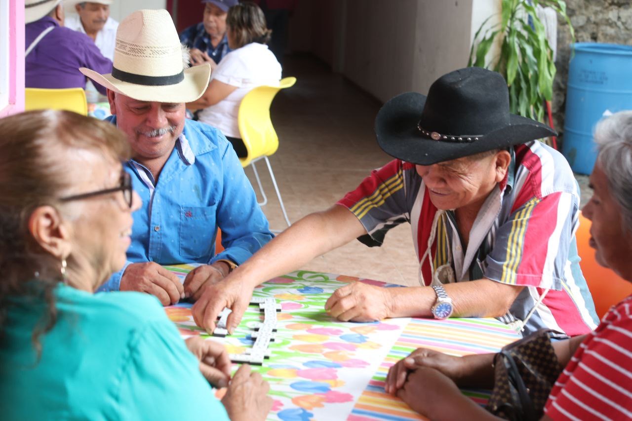 Brindan Clubes del Adulto Mayor atención integral a más de cinco mil personas
