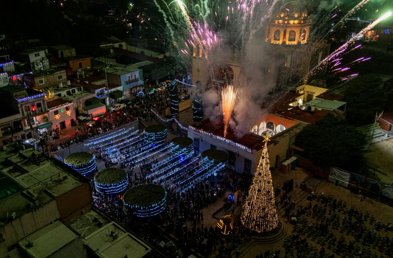 Inicia El Marqués las fiestas decembrinas con el encendido del Árbol Navideño