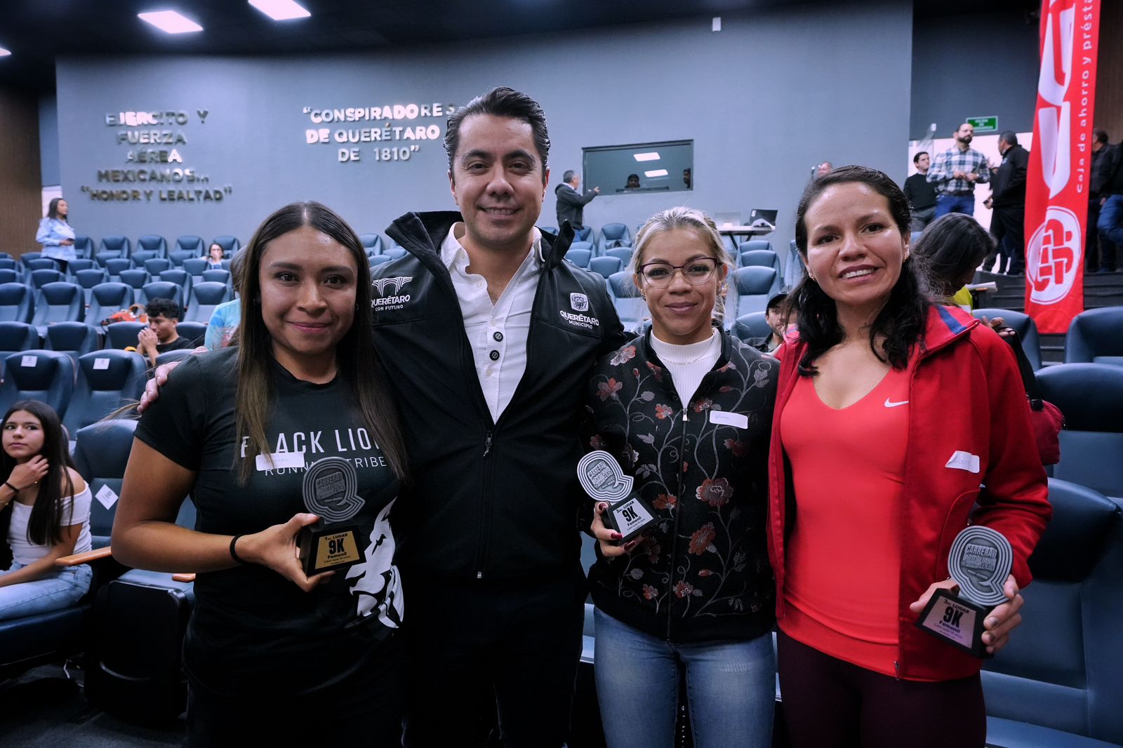 Encabeza Felifer Macías ceremonia de premiación de la Carrera Nocturna CGV 2025