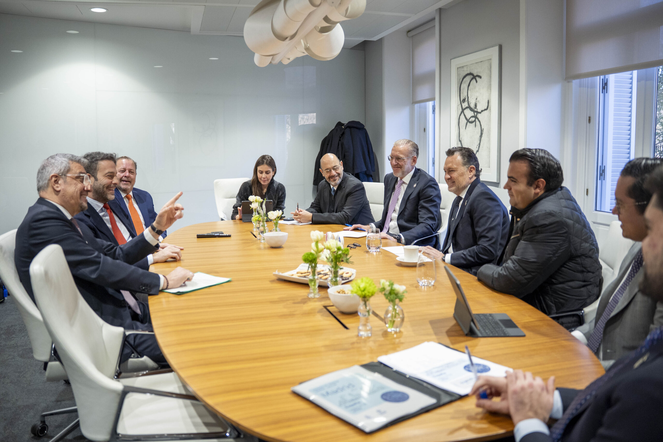 Gobernador impulsa inversión de 215 mdp de Plásticos Durex en gira por España