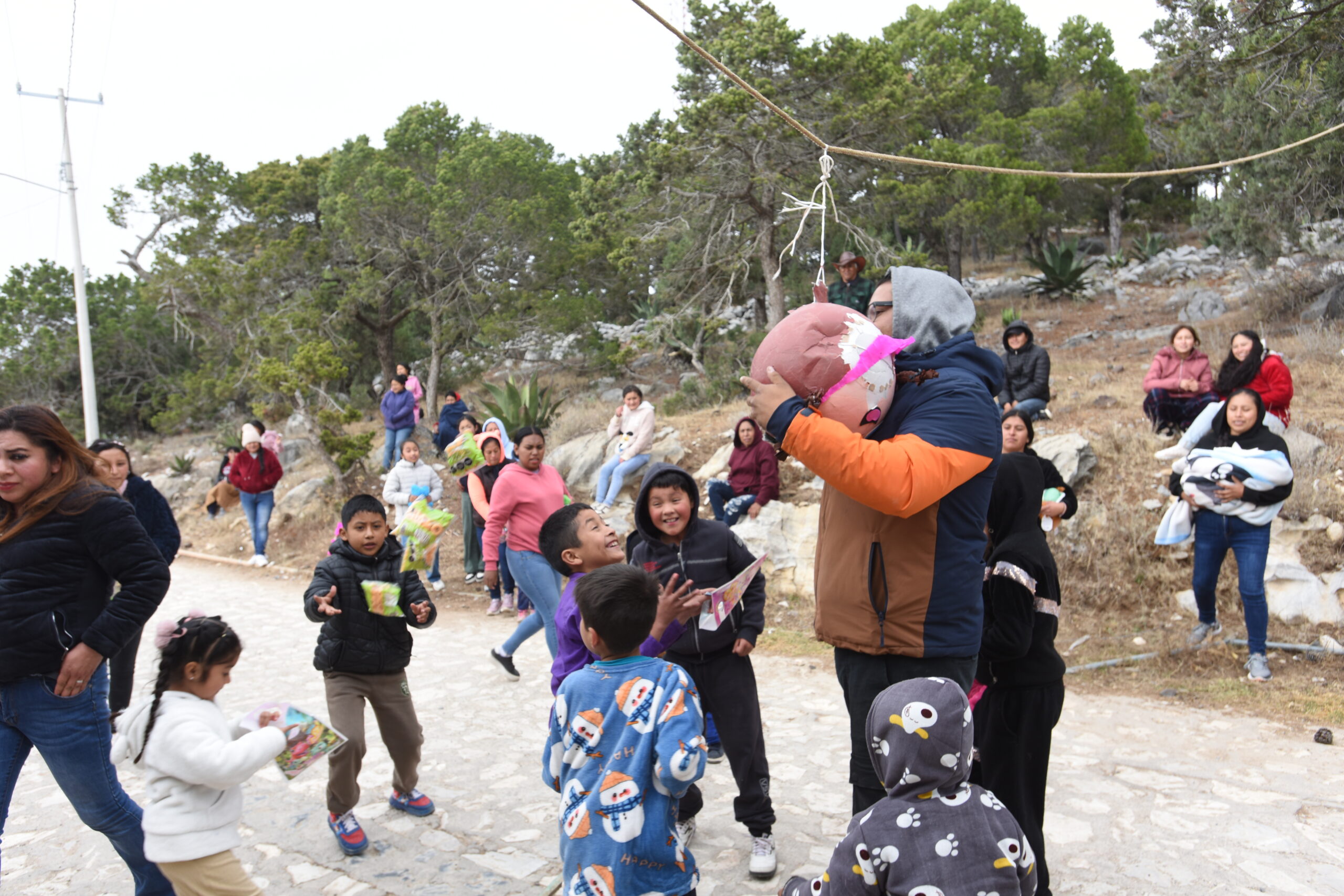 «Reyes Mágicos» llevan juguetes y esperanza a la comunidad de Los Juárez bajo el frío de enero​CADEREYTA DE MONTES, QRO.