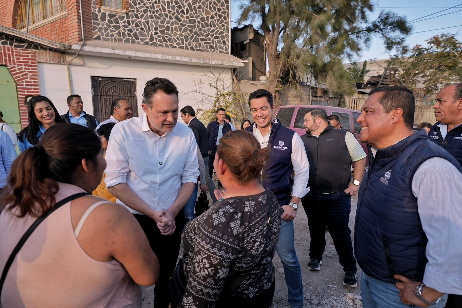 Entregan Mauricio Kuri y Felifer Macías contratos de agua