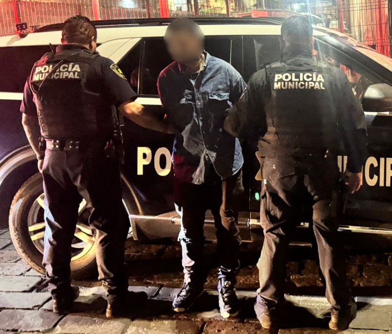 Sorprenden a sujeto causando destrozos en antigua estación del tren