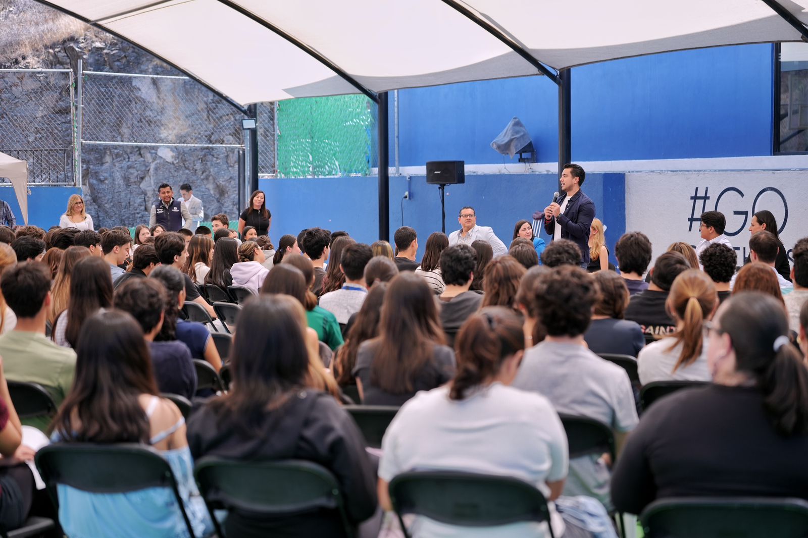 Dialoga Felifer con estudiantes del Instituto Thomas Jefferson