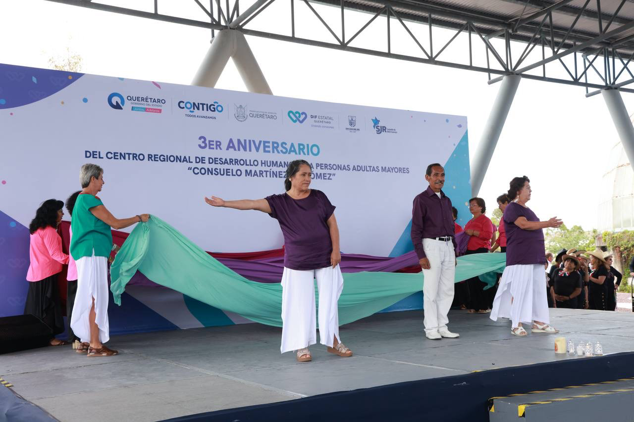 Festejan adultos mayores el tercer aniversario del Centro Regional en San Juan del Río