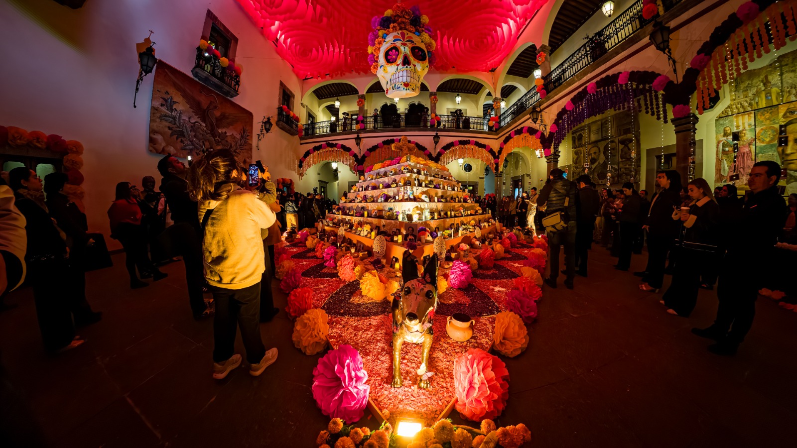 Inaugura Gobernador altar de muertos Dulces Recuerdos en Palacio de la Corregidora